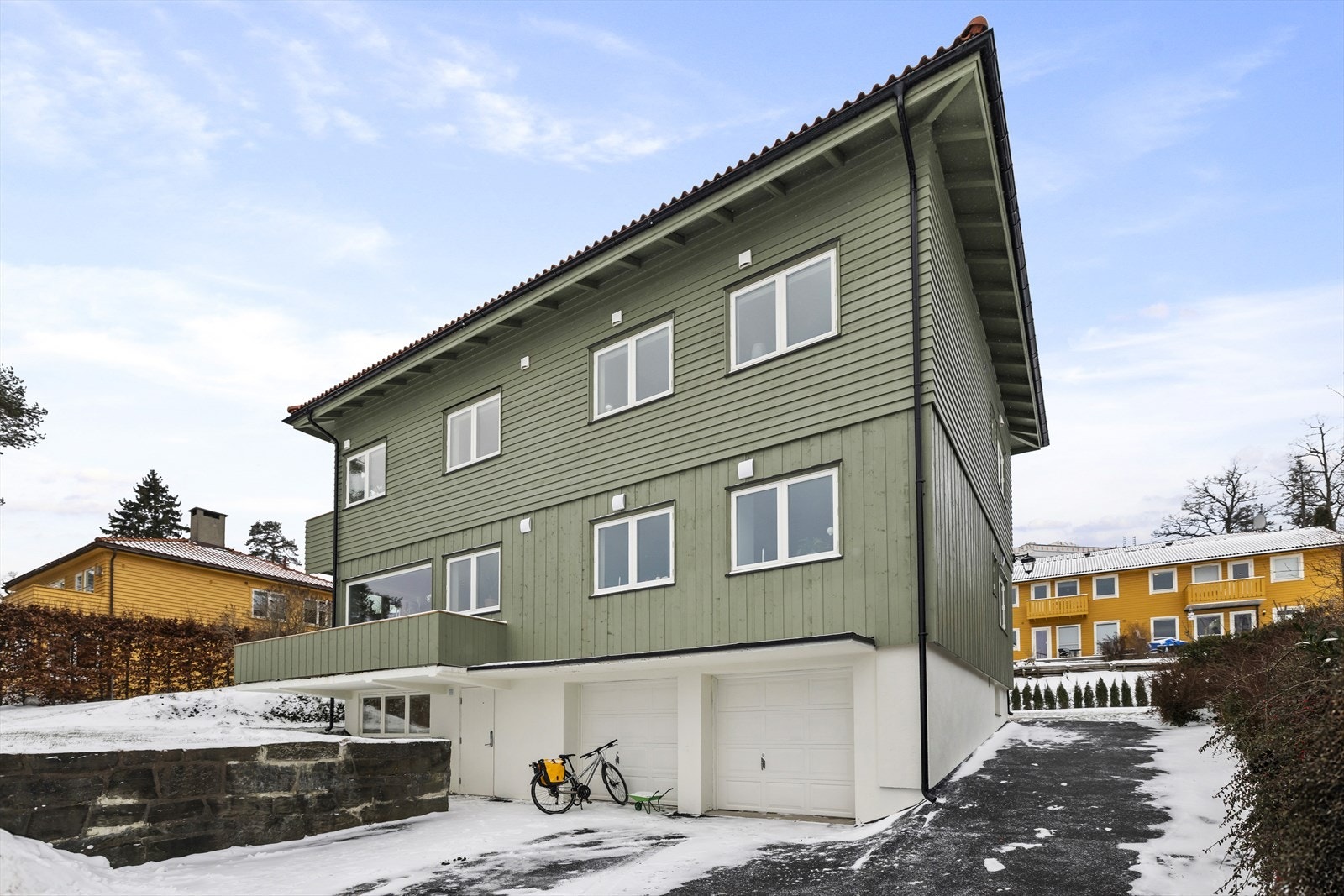 Det er nylig gjennomført omfattende oppussingsarbeider som blant annet helt ny ytterkledning med ny isolering. Nye vinduer i hele boligen. Nytt tak, og nytt pipeløp, m.m. Galleribilde