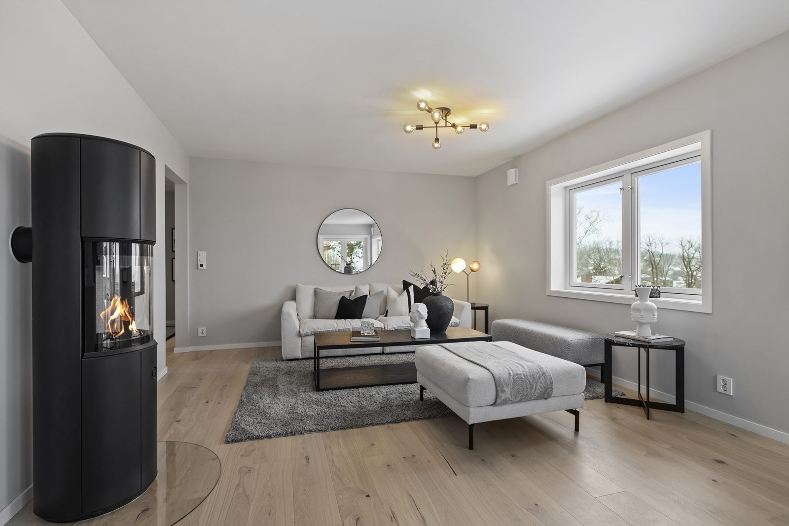 Det er lagt parkettgulv med varmefolie. Ny peis og pipeløp. Galleribilde