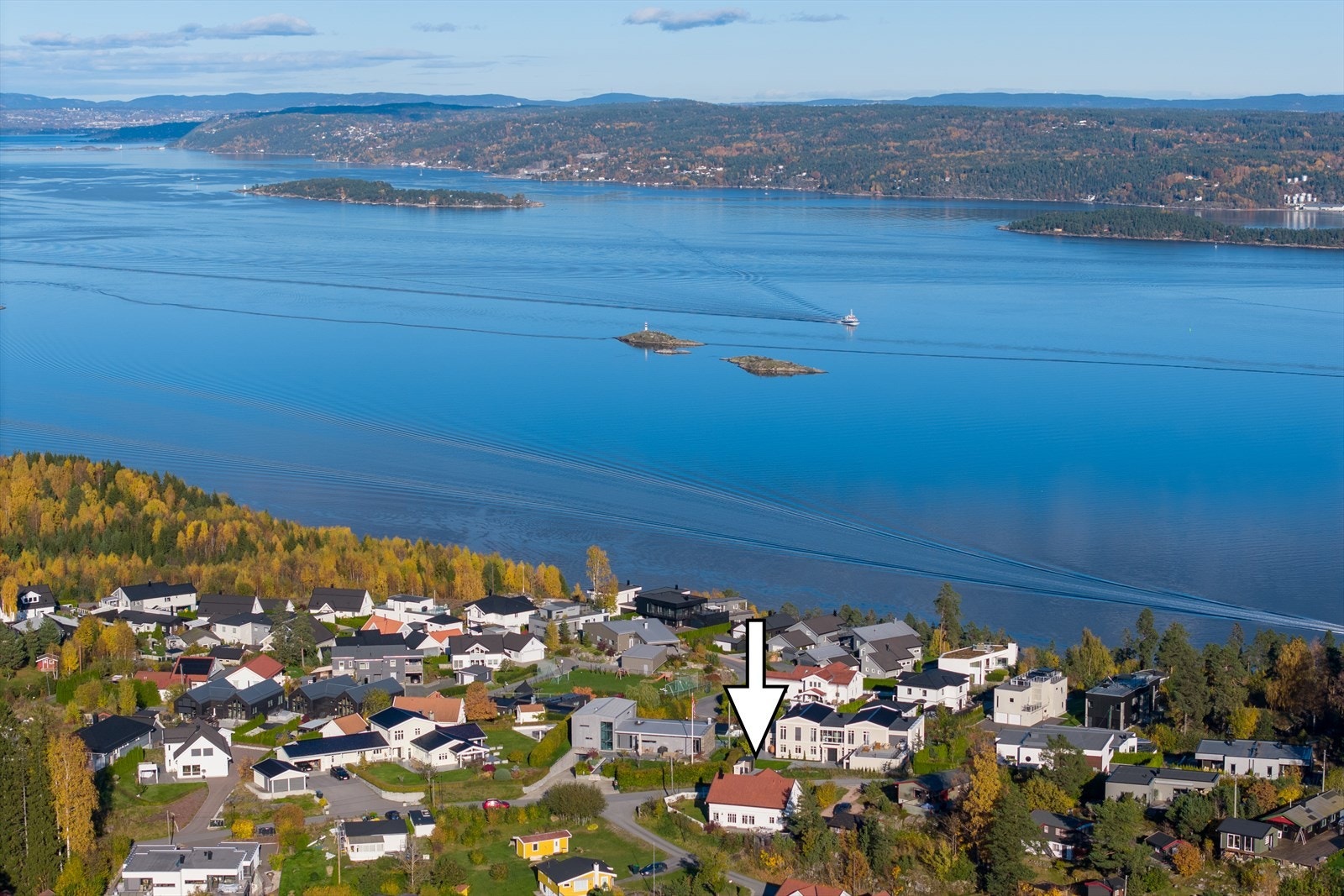 Eiendommen ligger flott til på Årosfjellet/Tivoliåsen og har svært gode lys- og solforhold. Galleribilde
