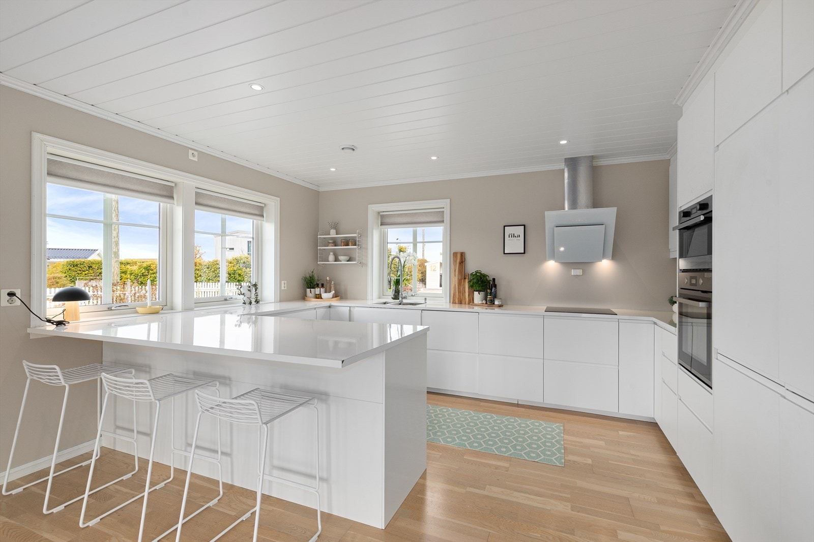 Laminert benkeplate med nedfelt vask og moderne armatur - en praktisk og stilren arbeidsflate på kjøkkenet. Galleribilde