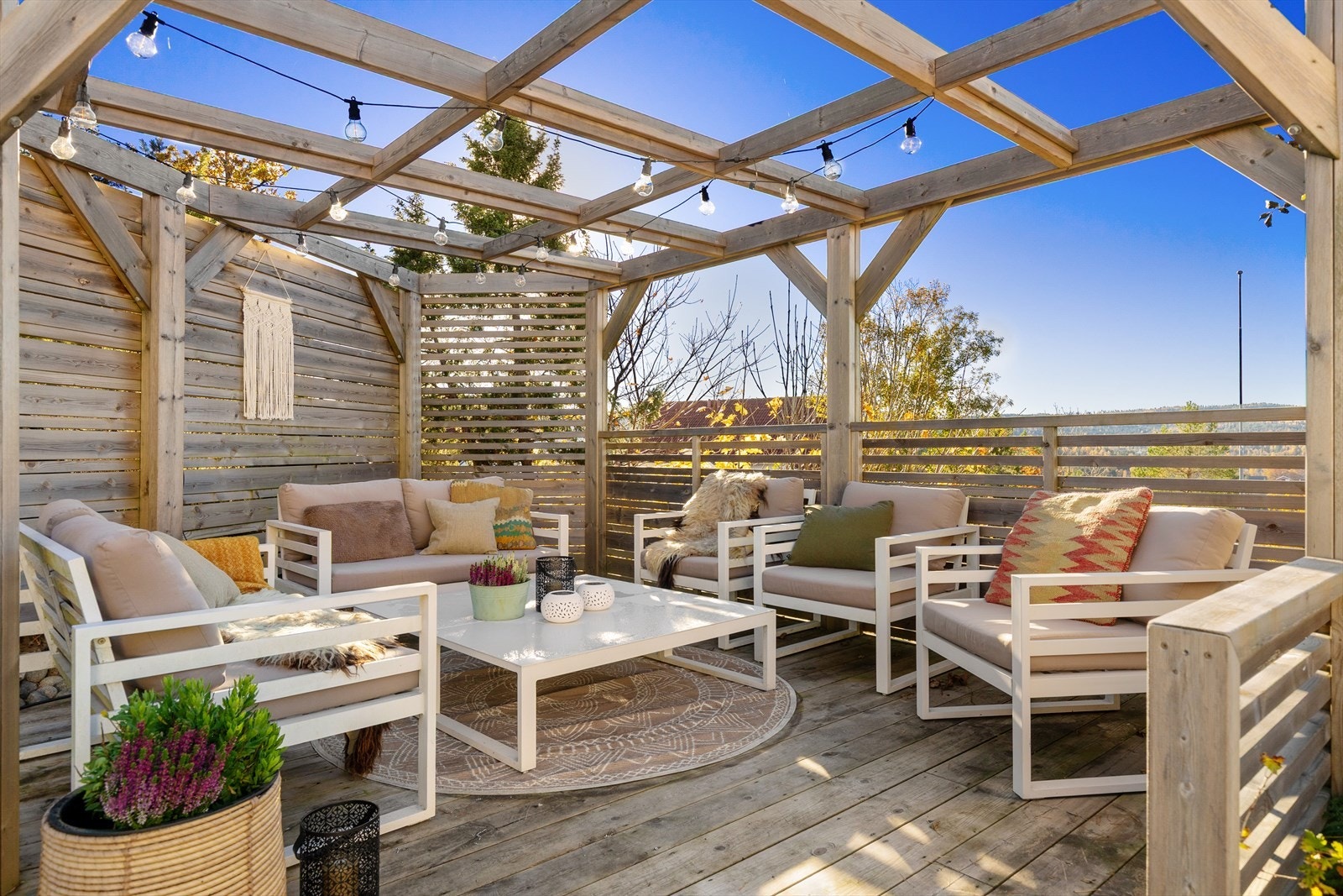 Pergolaen er ikke byggemeldt eller omsøkt hos Asker kommune, og er oppført nærmere enn én meter fra tomtegrensen. Galleribilde