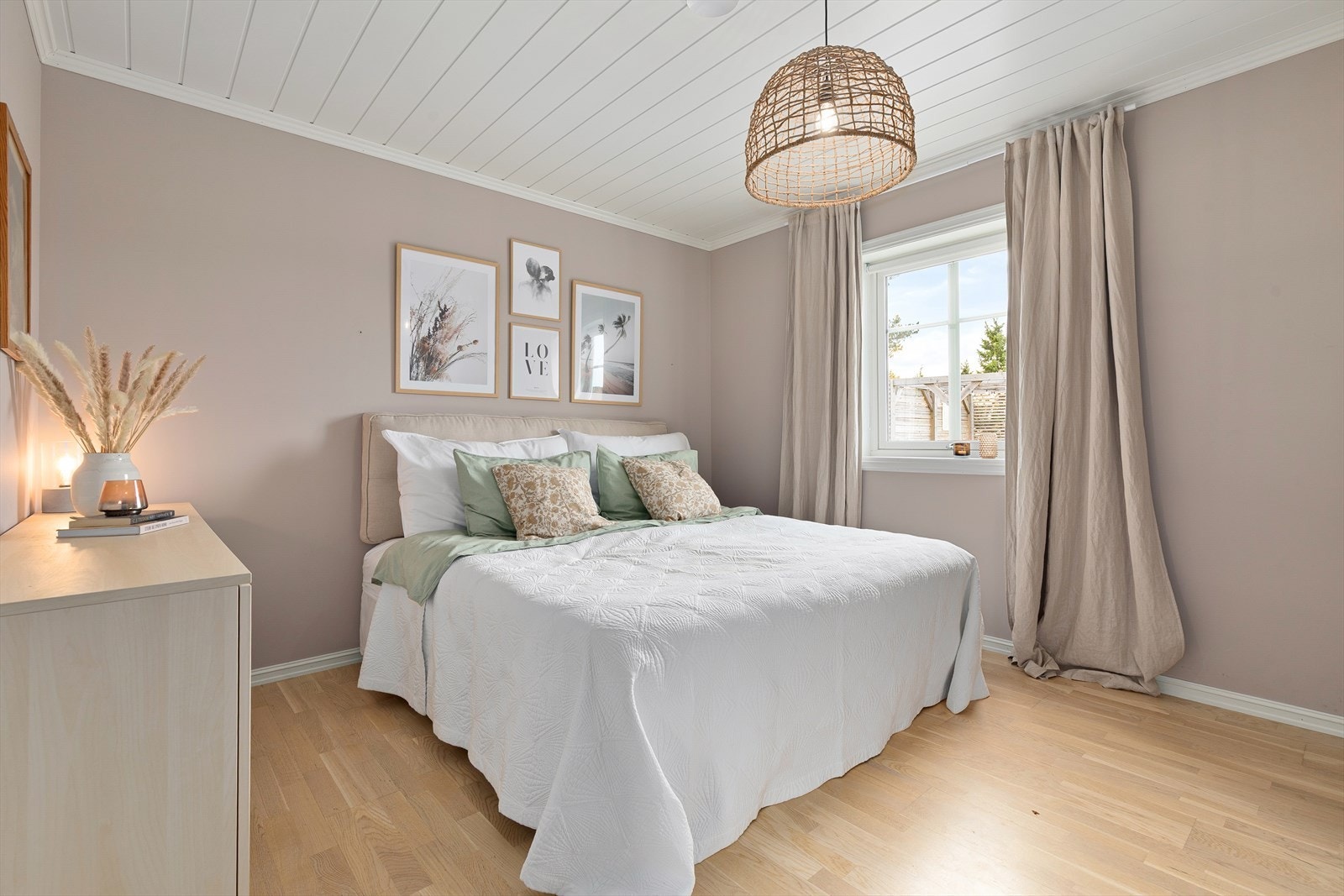 Soverommet i første etasje er praktisk plassert og utstyrt med garderobeskap samt gulvvarme som gir ekstra komfort. Galleribilde