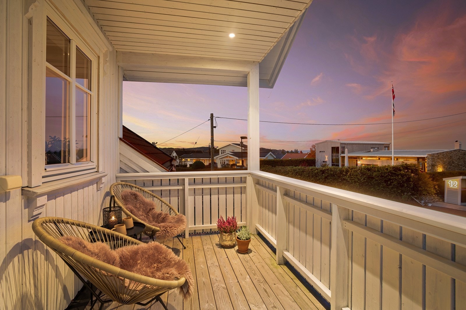 Nord-østvendt balkong på ca. 6,8 kvm med utgang fra loftsstuen. Galleribilde