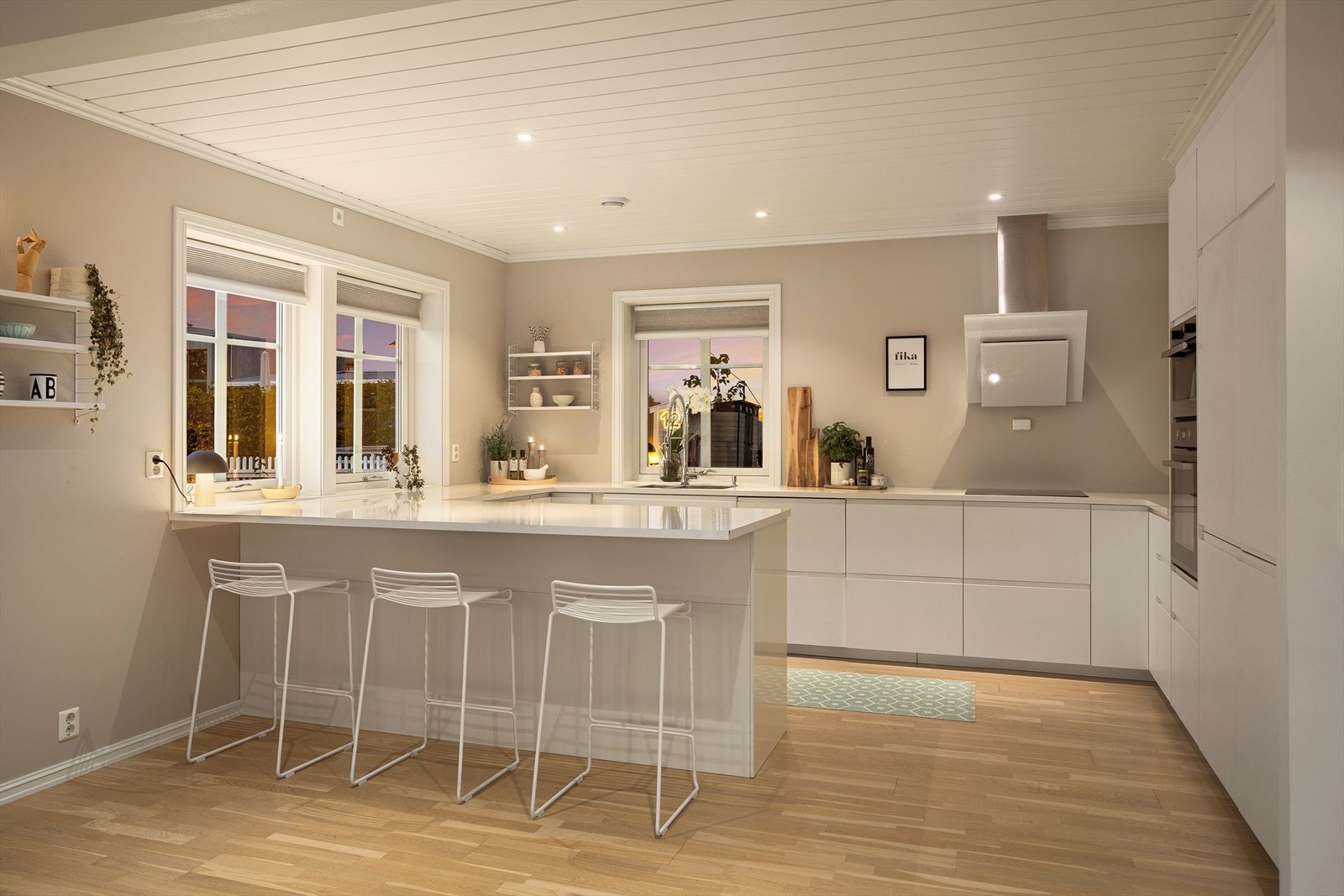 Kjøkkenet er stilrent og funksjonelt utformet med god benkeplass og rikelig lagringsmuligheter. Galleribilde