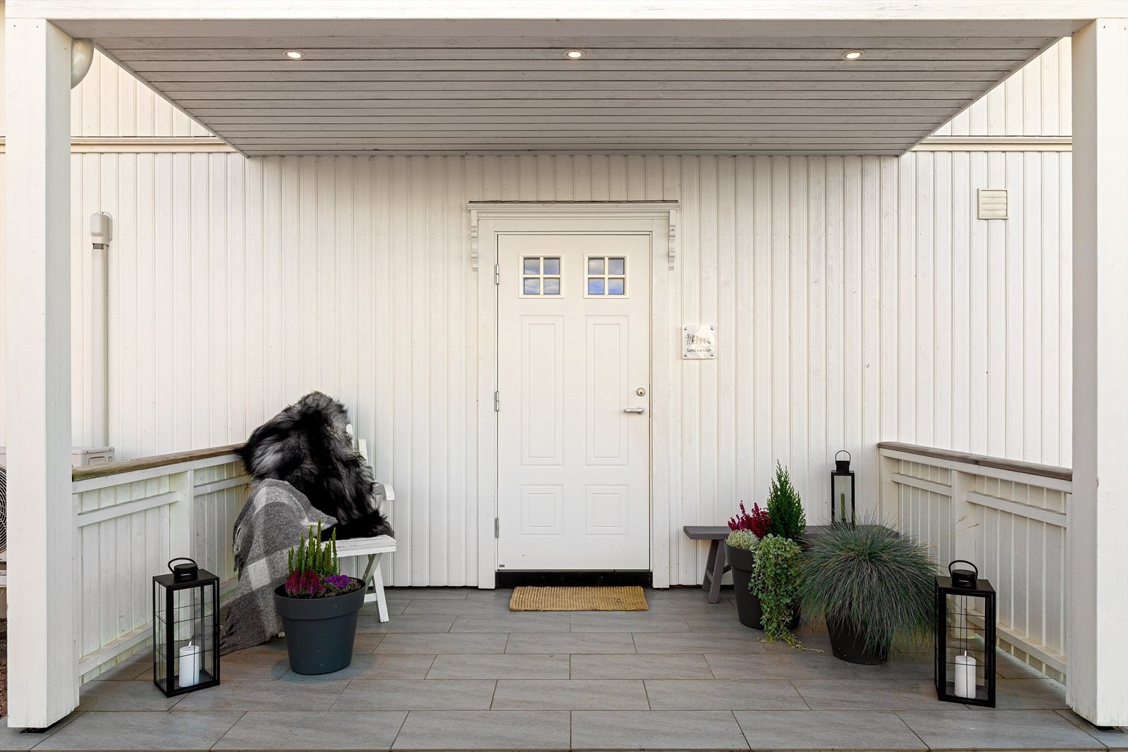 Pent inngangsparti med tak og funksjonell belysning. Galleribilde