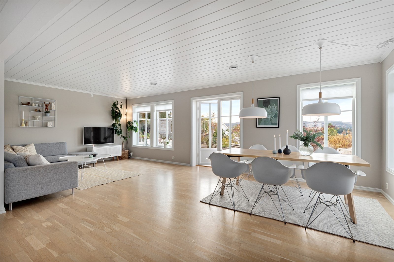 Det er parkett i alle oppholdsrom, soverom og bod/garderobe. Galleribilde