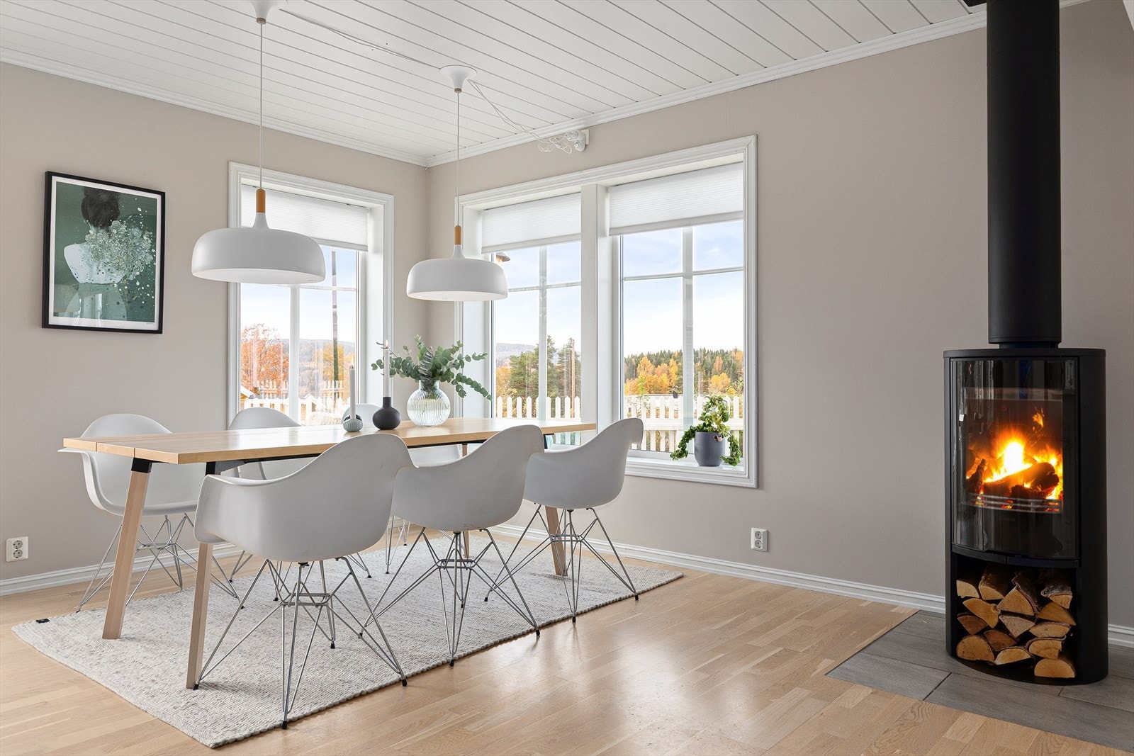 Hyggelig vedovn som gir godt med varme og en koselig atmosfære. Galleribilde