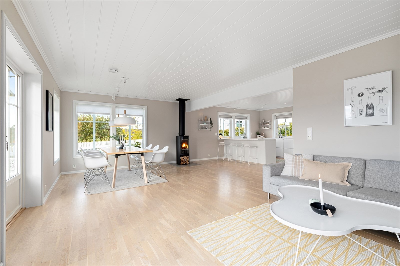 Den åpne løsningen mot kjøkkenet skaper en sosial sone der man kan samles til både hverdagsmåltider og hyggelige sammenkomster. Galleribilde