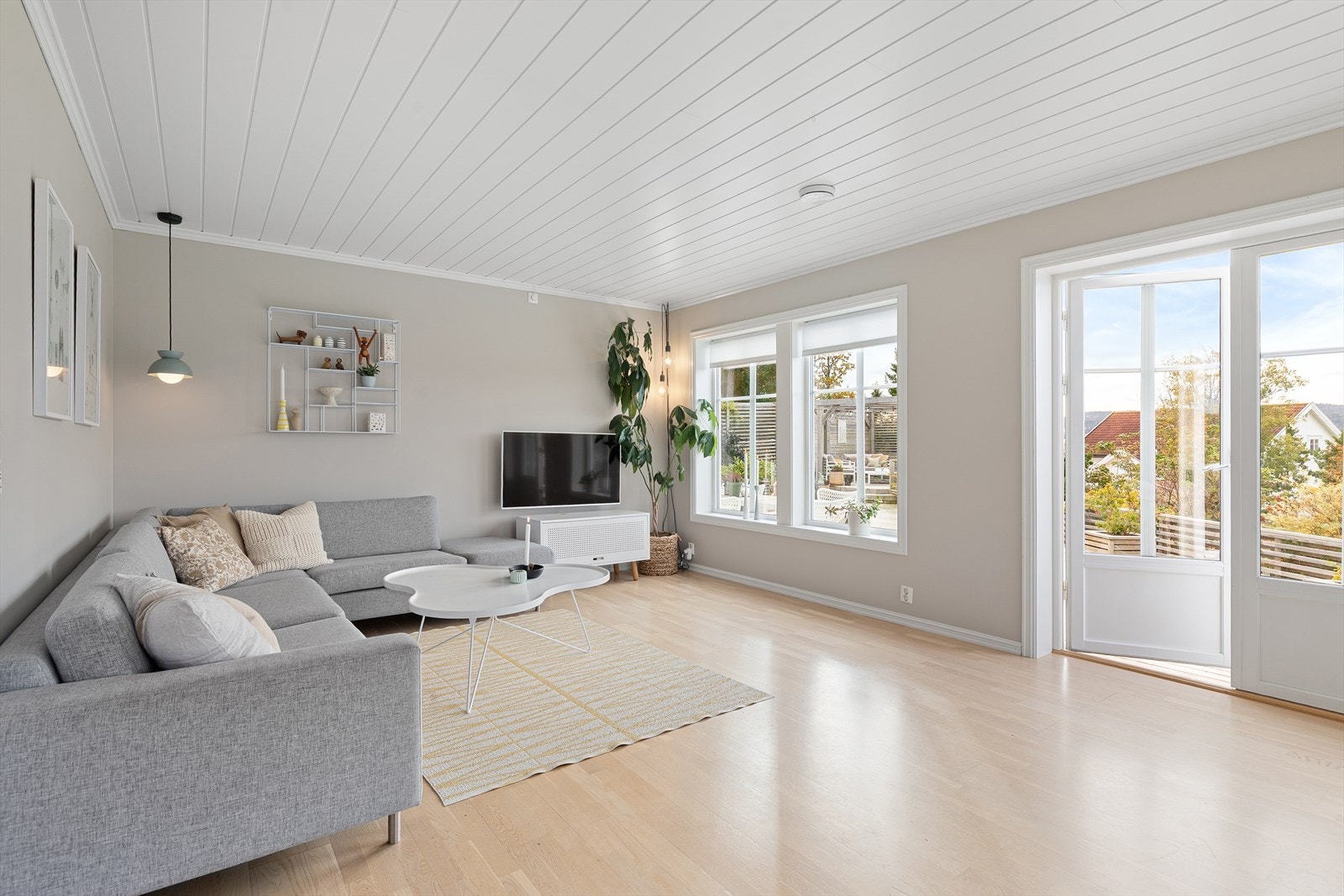 Store vindusflater som slipper inn godt med naturlig lys. Galleribilde