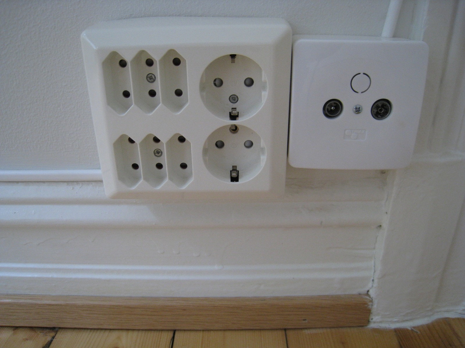 Begge rommene har både kabel-TV-uttak og multistikkontakt, slik at man slipper å bruke potensielt brannfarlige skjøteledninger og forgrenere/grenuttak Galleribilde