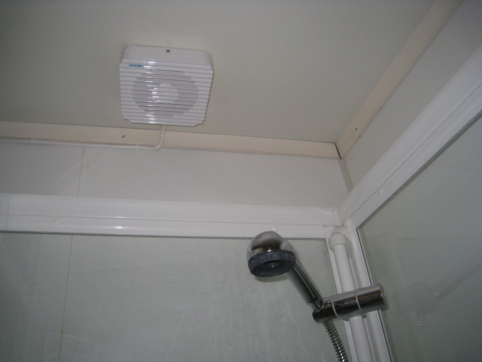 Dusjen har sparedusjhode og det er dessuten montert en avtrekksvifte Galleribilde
