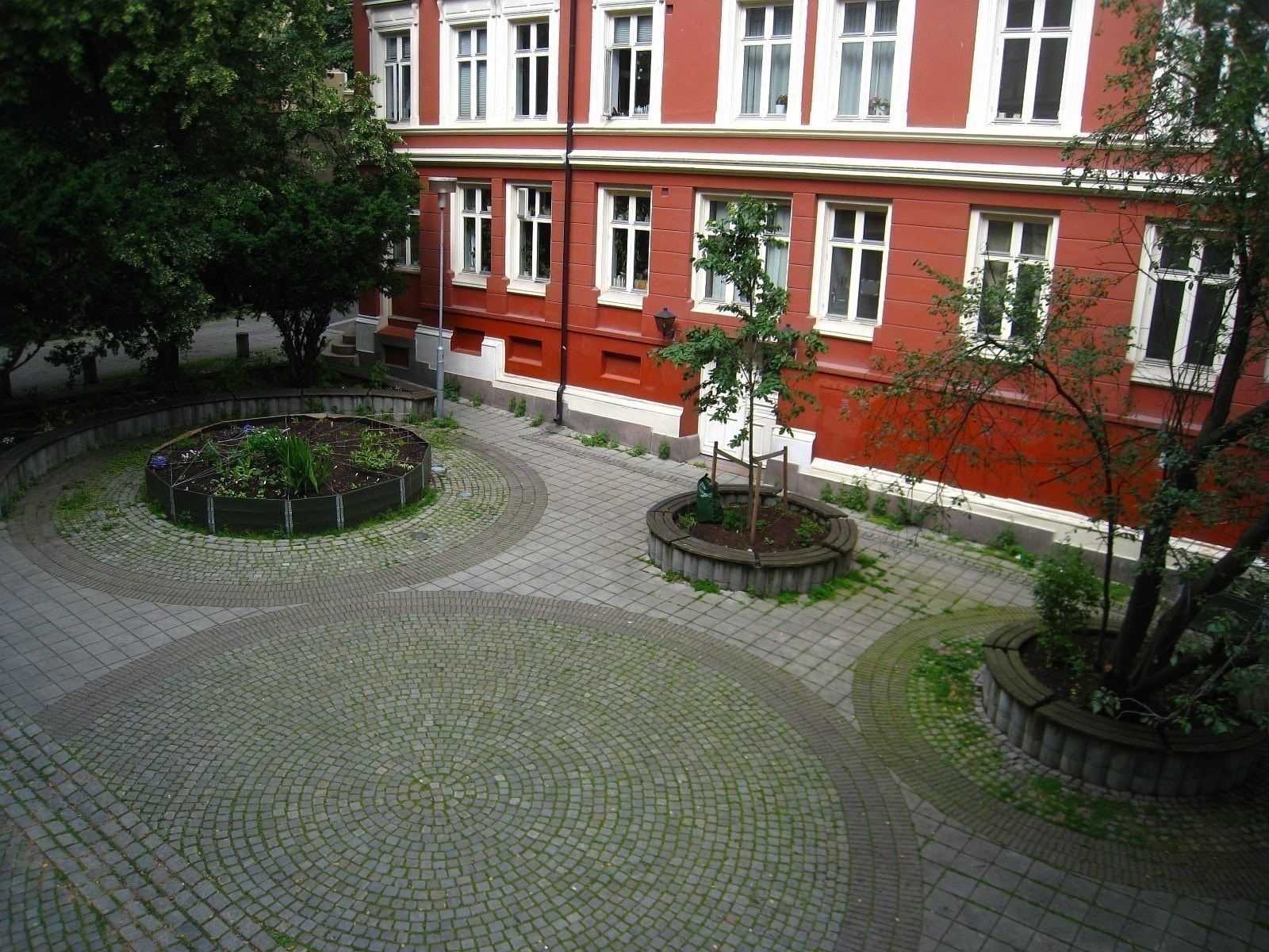 Utsikt tll gatetun fra rom (1 og) 2 Galleribilde