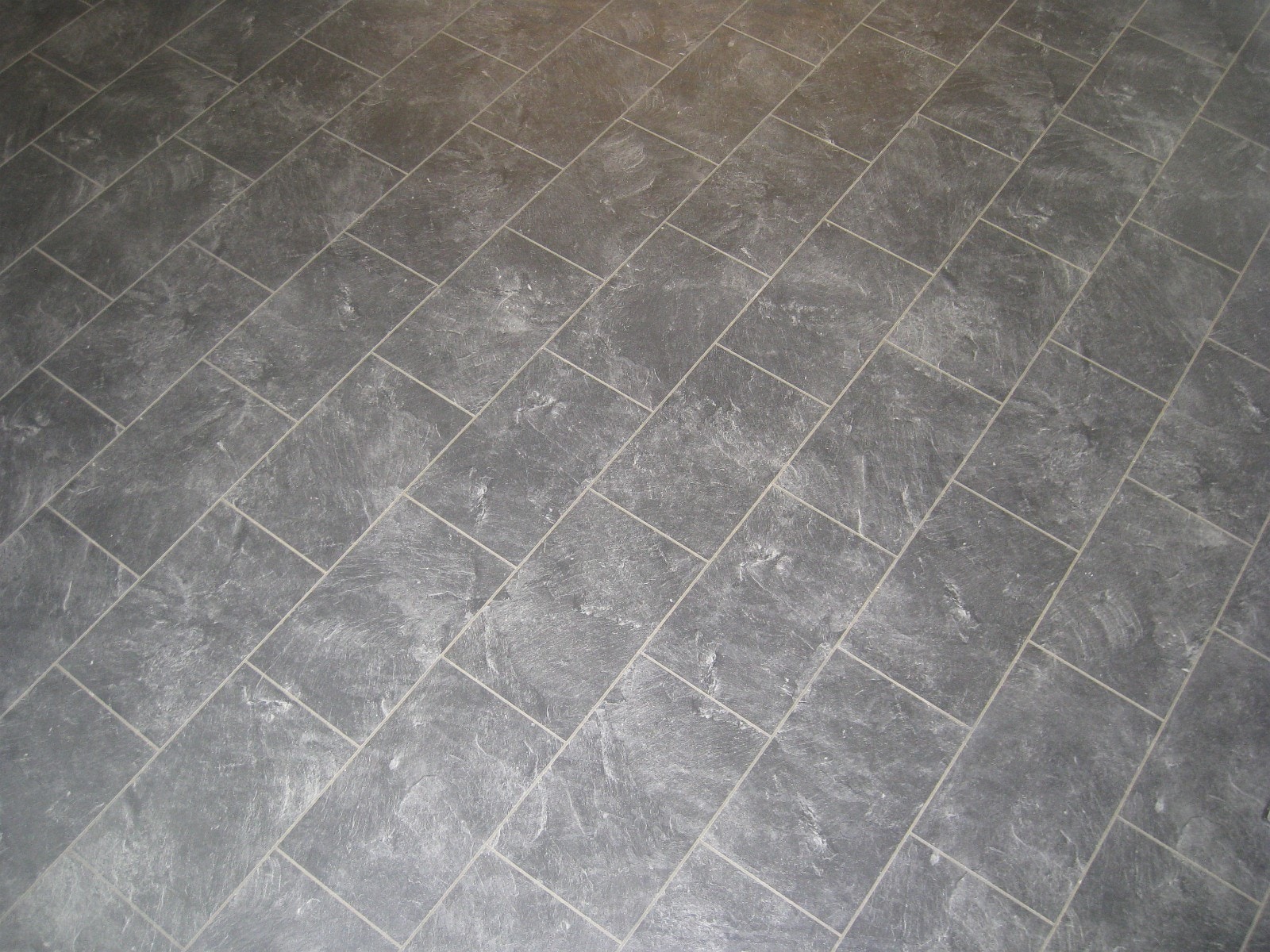 Ikke ekte skifersten på kjøkkenet, men derimot en bra imitasjon (laminatgulv) Galleribilde