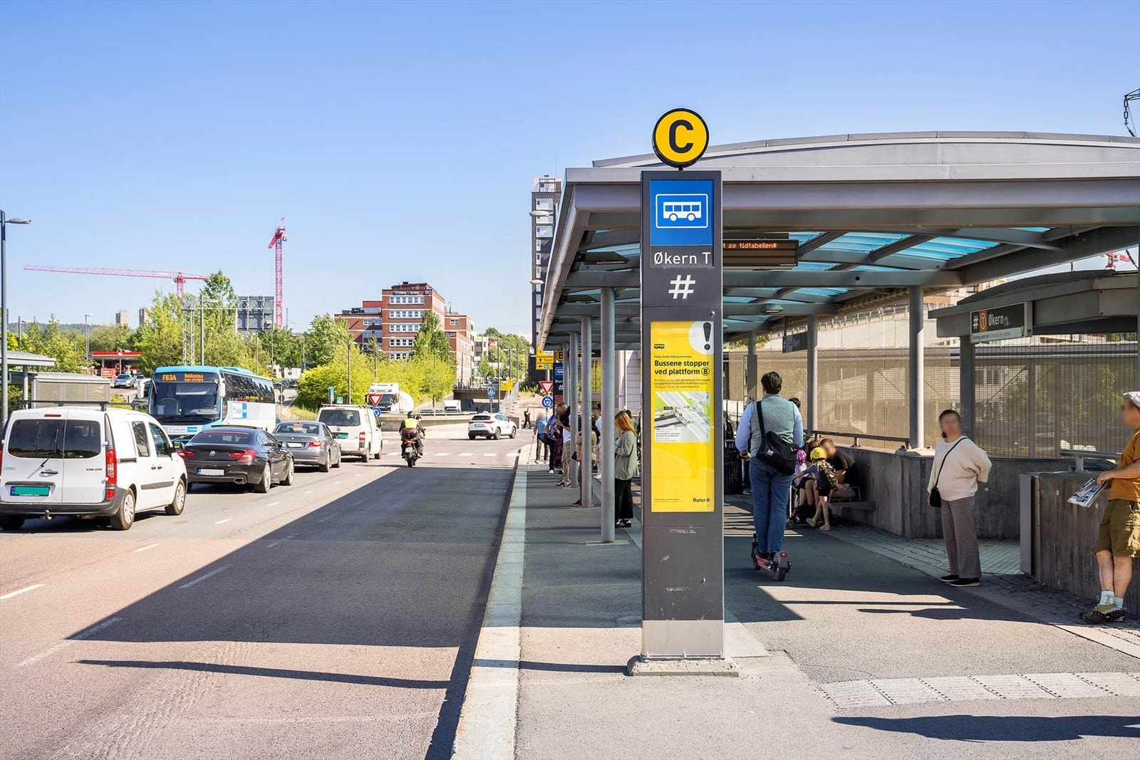 Kort spasertur til Økern bussstopp med flere busslinjer (23, 24, 28, 345, 60). Her stopper også flybussen. Galleribilde