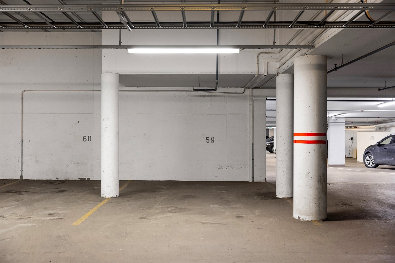 Selger eier parkeringsplass i sameiets felles garasjeanlegg. Denne medfølger ikke ved salg, men kjøper vil få opsjonsrett på garasjeplassen. Kontakt megler for nærmere informasjon. Galleribilde