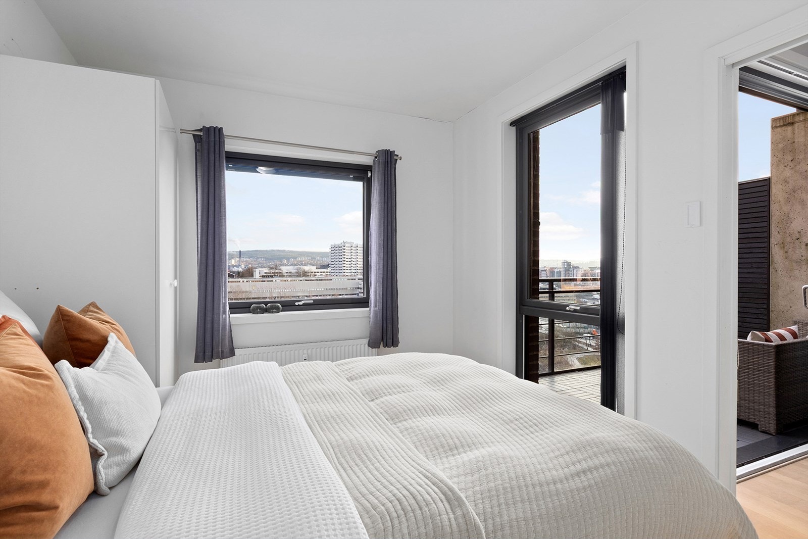 Luftig soverom med plass til dobbeltseng. Galleribilde