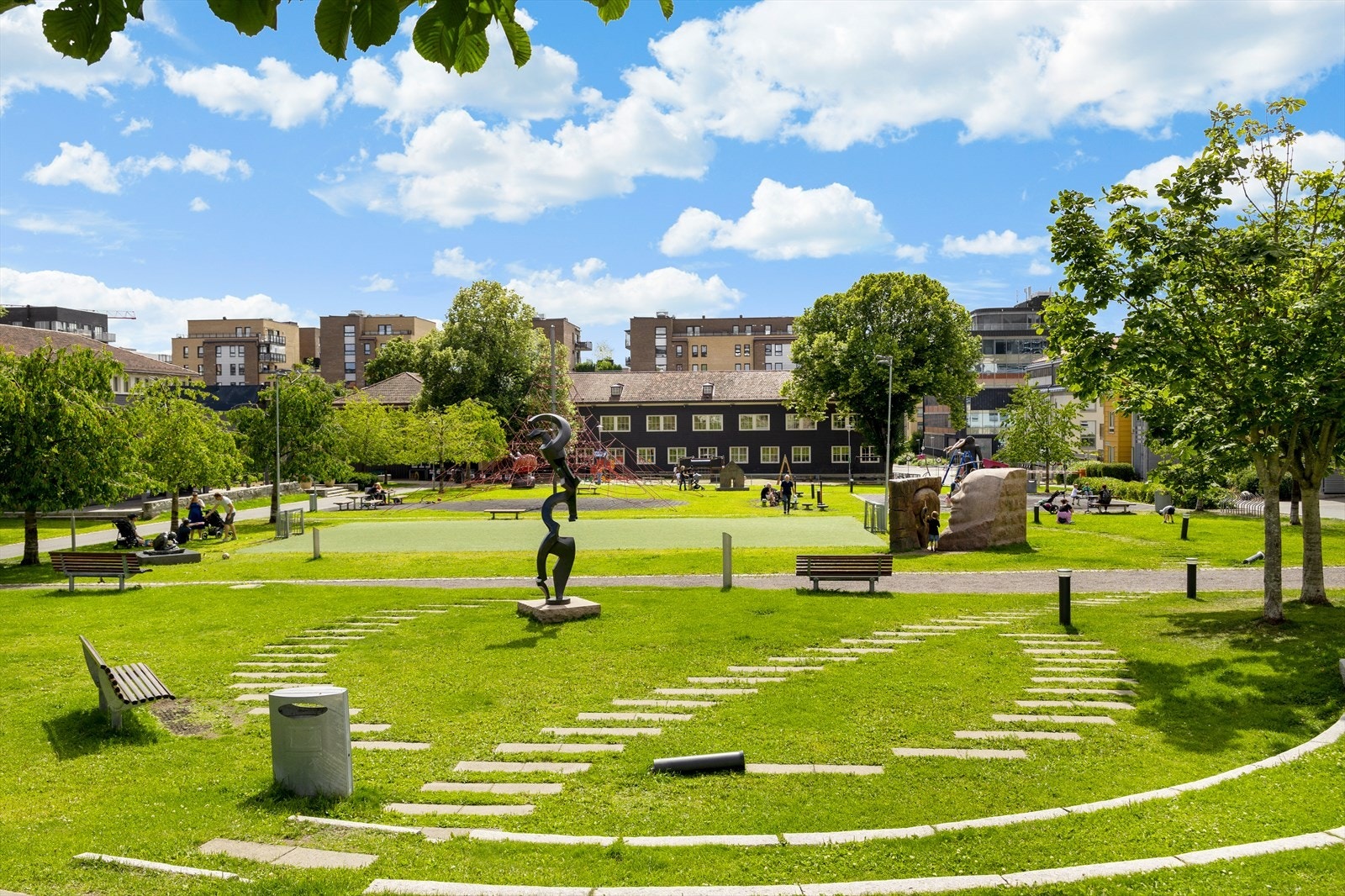 Peer Gynt-parken ligger på Løren og er en unik skulpturpark inspirert av Henrik Ibsens verk. Her finner du over 20 kunstverk som forteller historien om Peer Gynt, omgitt av grønne plener og rolige gangstier. Galleribilde