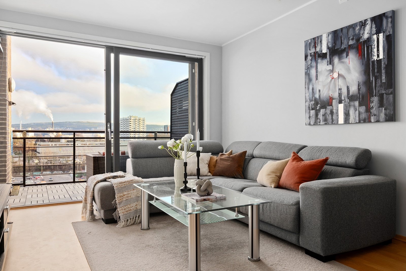 Her bor du skjermet til med nydelig utsikt over byen. Stor skyvedør sørger for godt med naturlig lysinnslipp. Galleribilde