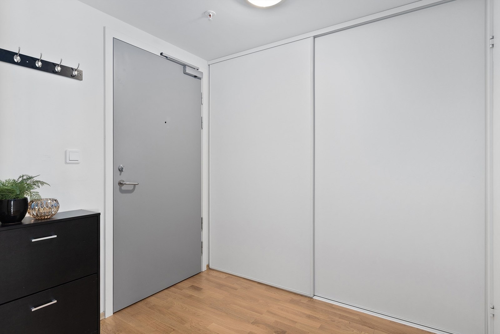 Velkommen inn! I entreen er det praktisk skyvedørsgarderobe. Perfekt for yttertøy og sko. Galleribilde