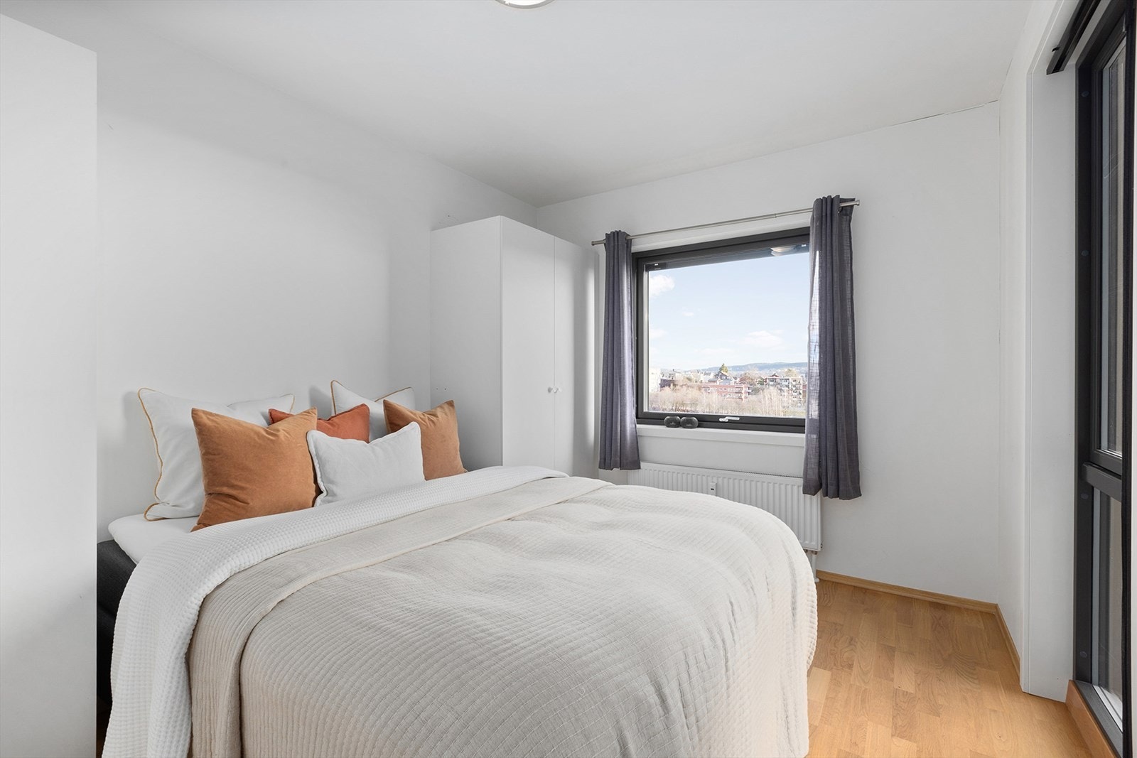 Garderobeskap på soverom. Galleribilde