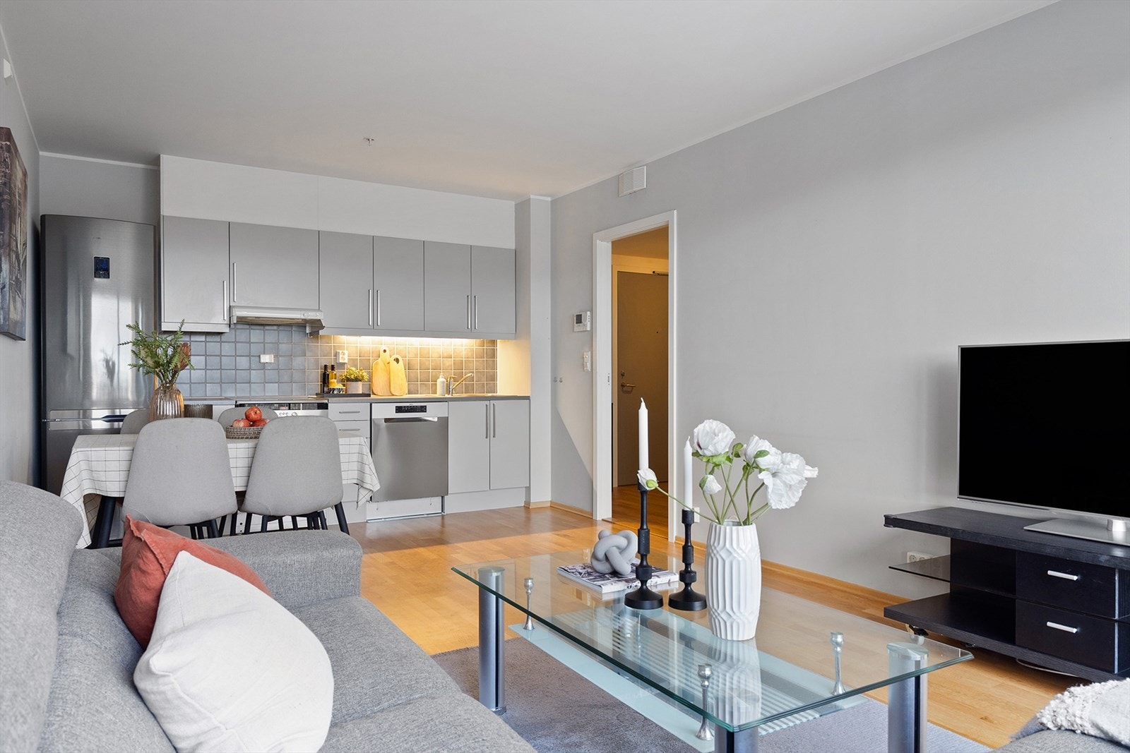 Leiligheten er malt i lyse toner. Parkett på gulv. Galleribilde