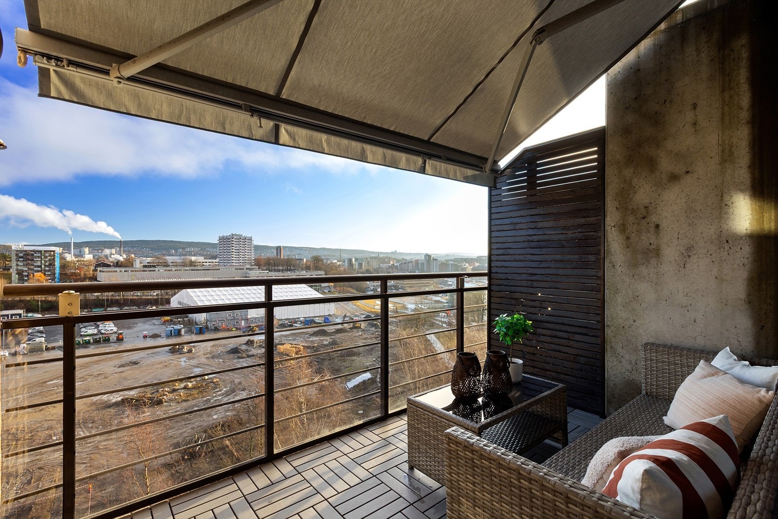 Rekkverk i glass og markise som skjermer godt for sol. Markisen kan kjøres langt ut og utvides med skjerming foran. Galleribilde