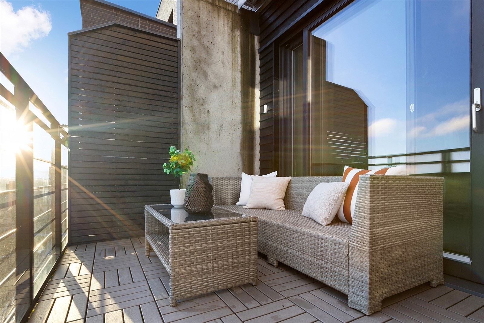 Fra stuen er det utgang til balkong (ca. 7 m²) med utvendig belysning, strømuttak og vedlikeholdsfrie plastheller. Galleribilde