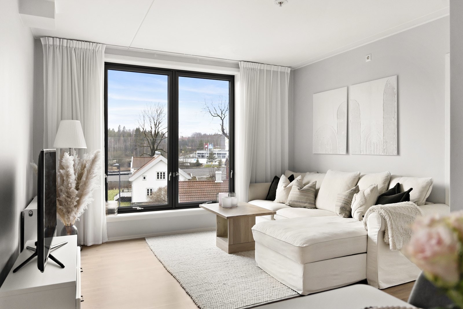 Emilie Amundsen v/ Nordvik Bolig ønsker velkommen til Ødegårds vei 13! Foto: Junaid, Diakrit. Galleribilde