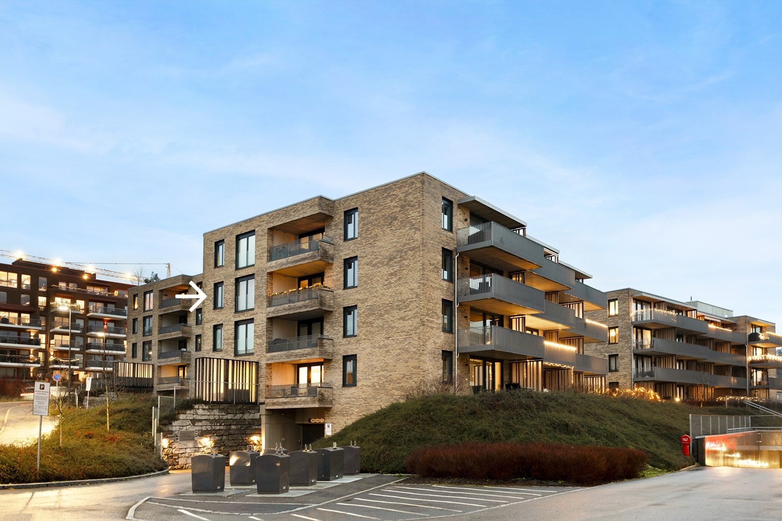 Bygget ble ferdigstilt i 2018 og kjennetegnes av moderne arkitektur og materialvalg. Galleribilde