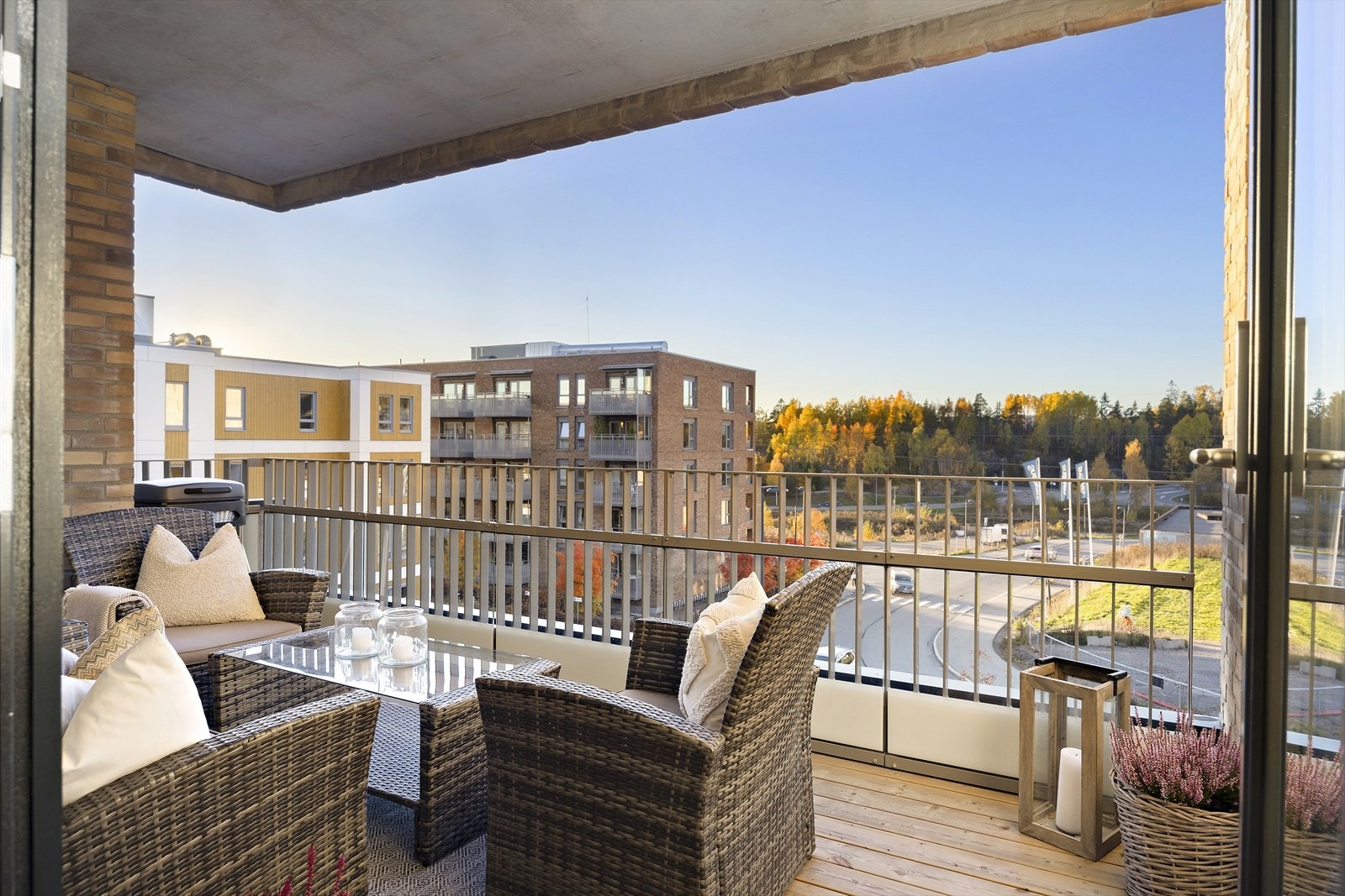 Fra balkongen kan du nyte et fritt og hyggelig utsyn over nærområdet, samt svært gode solforhold store deler av dagen og kvelden på sommerhalvåret. Galleribilde