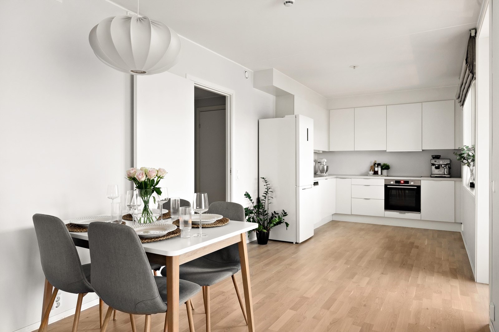 Leilighetens kjøkken er plassert i en praktisk åpen løsning mot stuen. Galleribilde