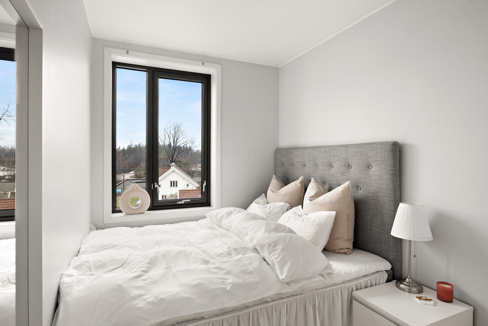 Boligens andre soverom er fleksibelt og kan benyttes som barnerom, gjesterom eller hjemmekontor. Galleribilde