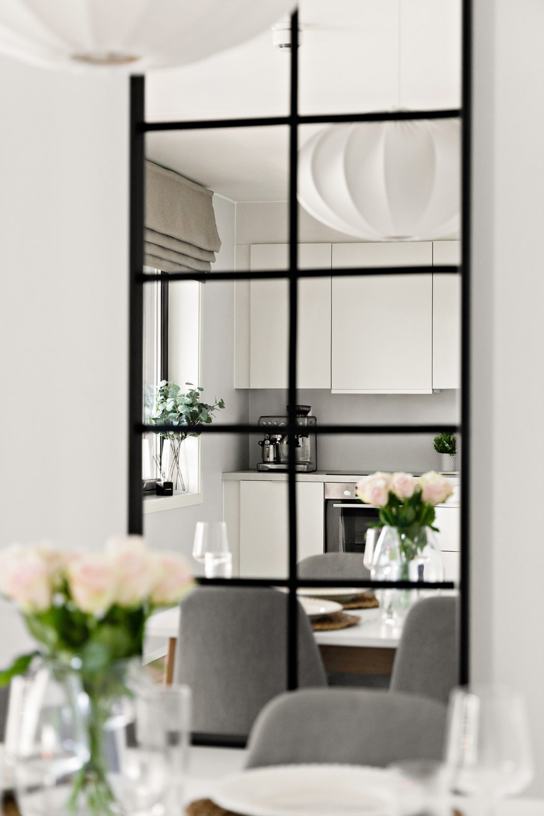 En sosial og harmonisk stue som egner seg like godt til hverdagsbruk som til hyggelige sammenkomster. Galleribilde