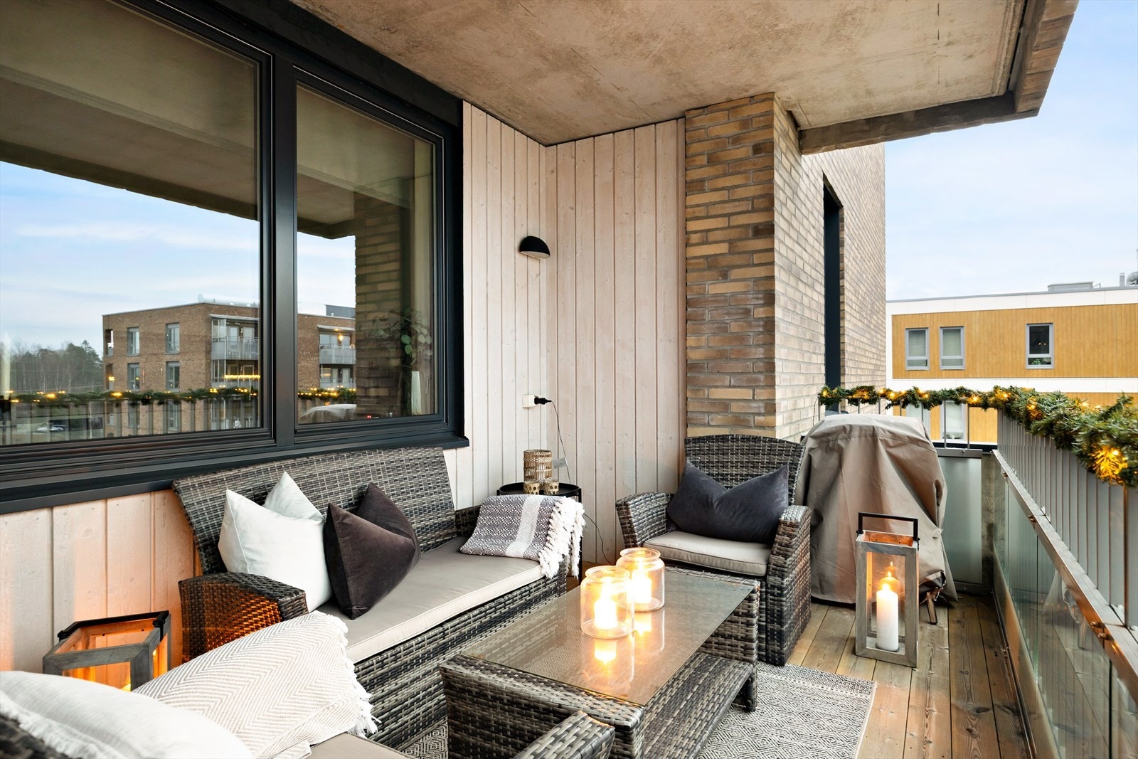 Balkongen er overbygd, slik at du kan benytte deg av den også på sene sommer- og høstkvelder. Galleribilde