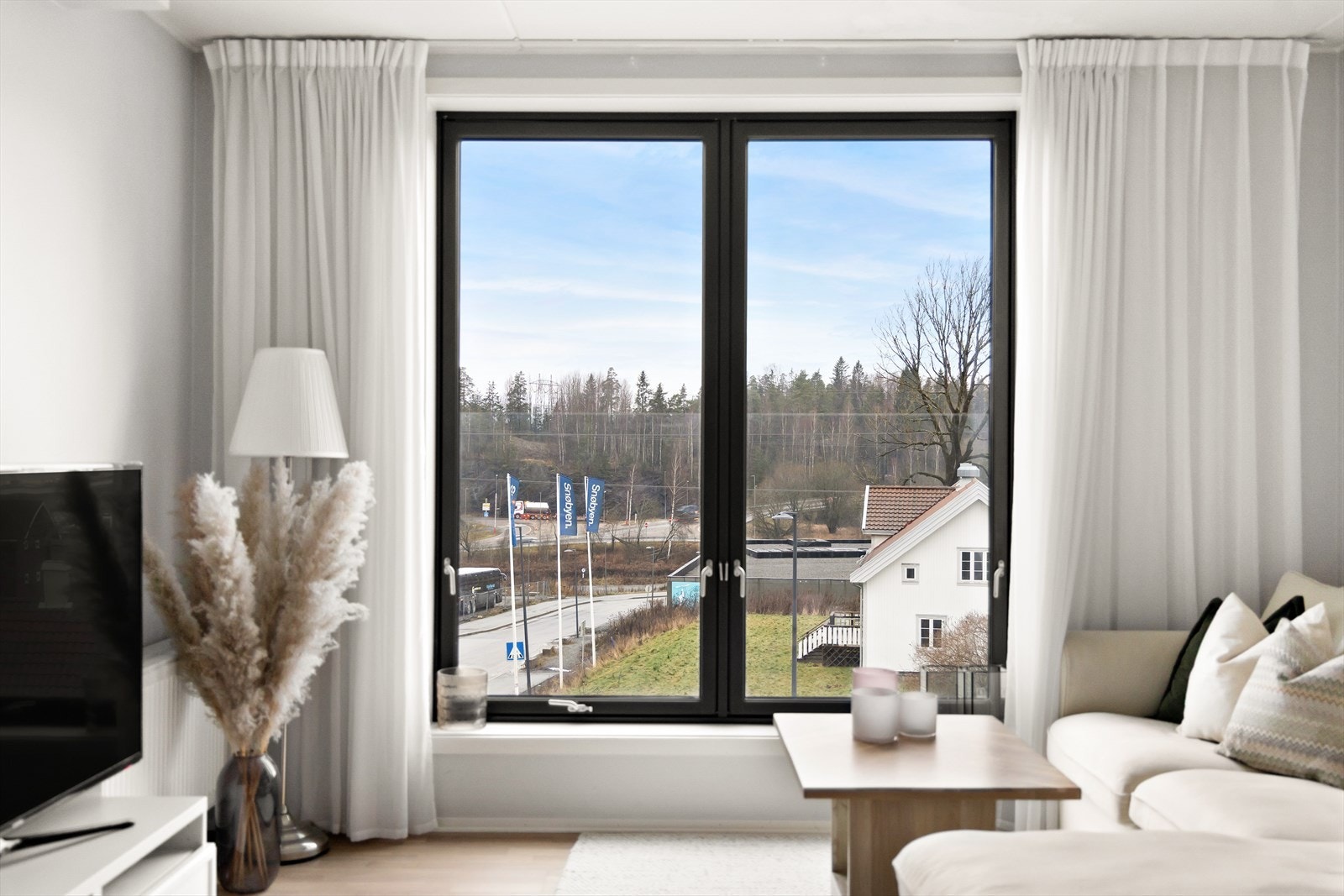 De store vindusflatene slipper inn rikelig med naturlig lys og skaper en luftig og behagelig romfølelse. Galleribilde