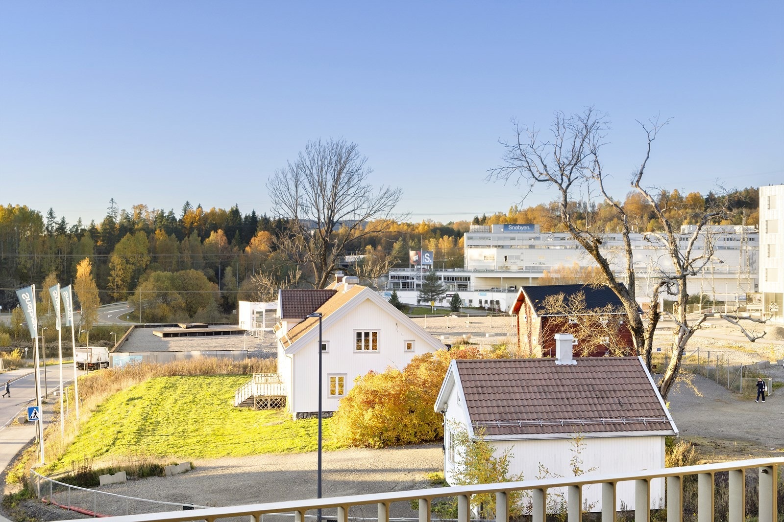 Gårdstunet beliggende fremfor eiendommen, Skårer Ødegården, rommer høye kulturhistoriske kvaliteter - Våningshuset ble bygget i ca. år 1740. Galleribilde