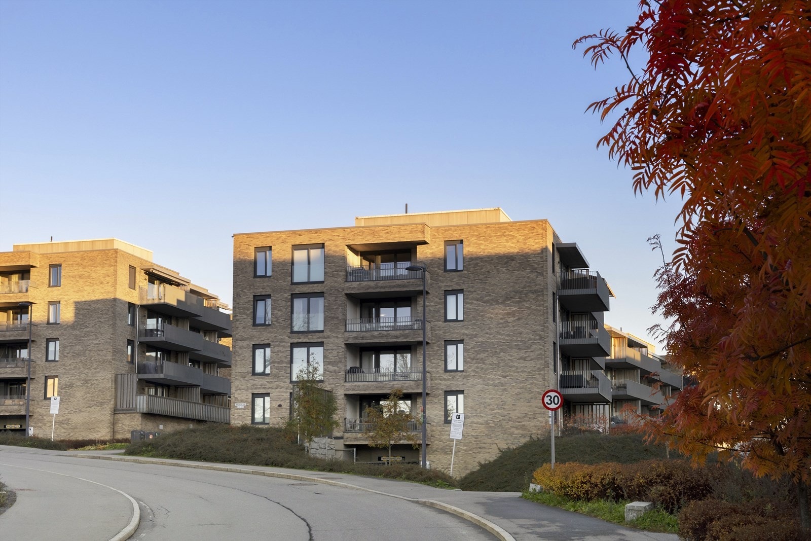 Ødegårds vei 13 er beliggende i attraktive og moderne omgivelser i Lørenskog stasjonsby - et område i sterk utvikling med en god kombinasjon av urbane kvaliteter, servicetilbud og nærhet til natur. Galleribilde