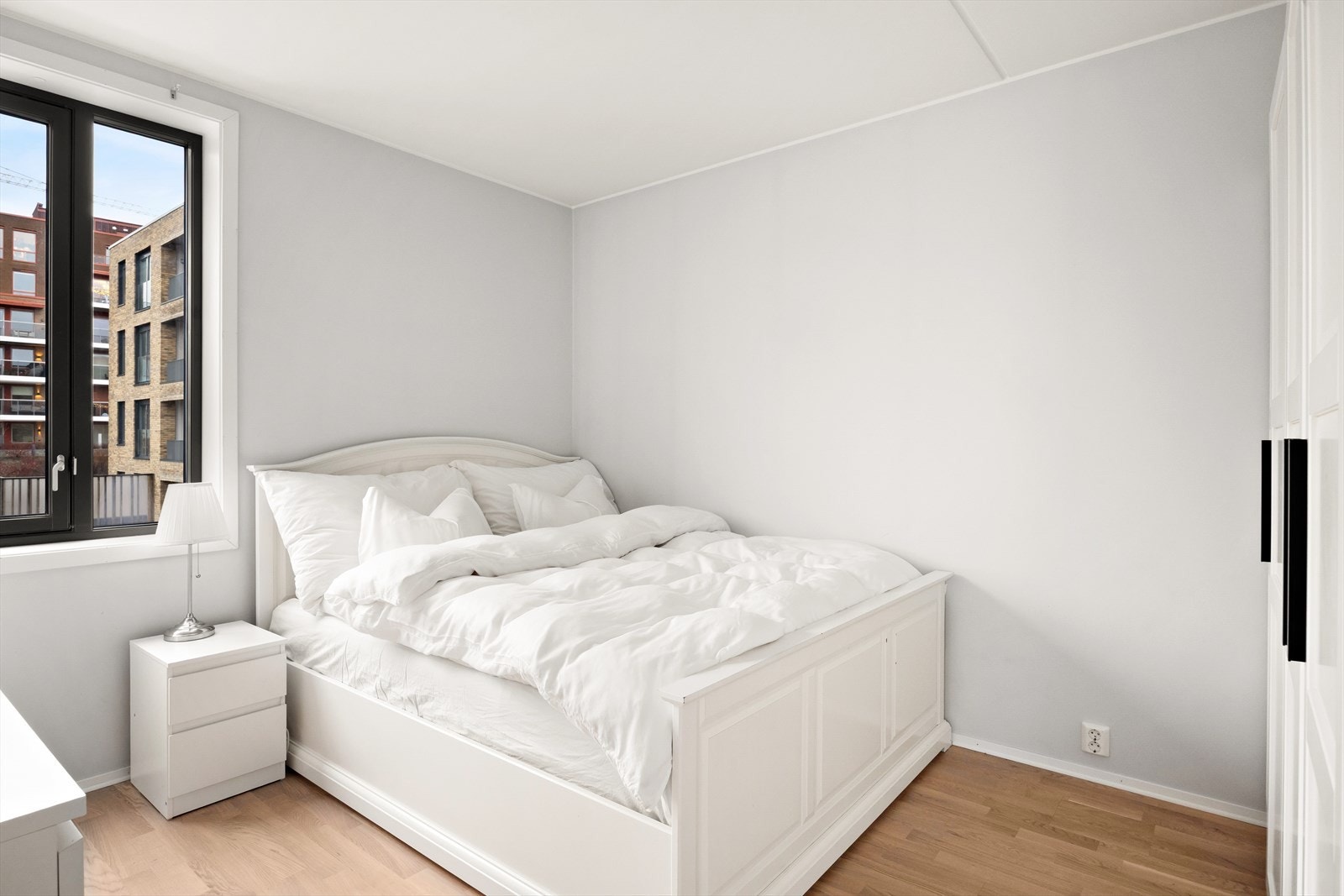 Hovedsoverommet er av god størrelse, med plass til både dobbeltseng og tilhørende møblement. Galleribilde