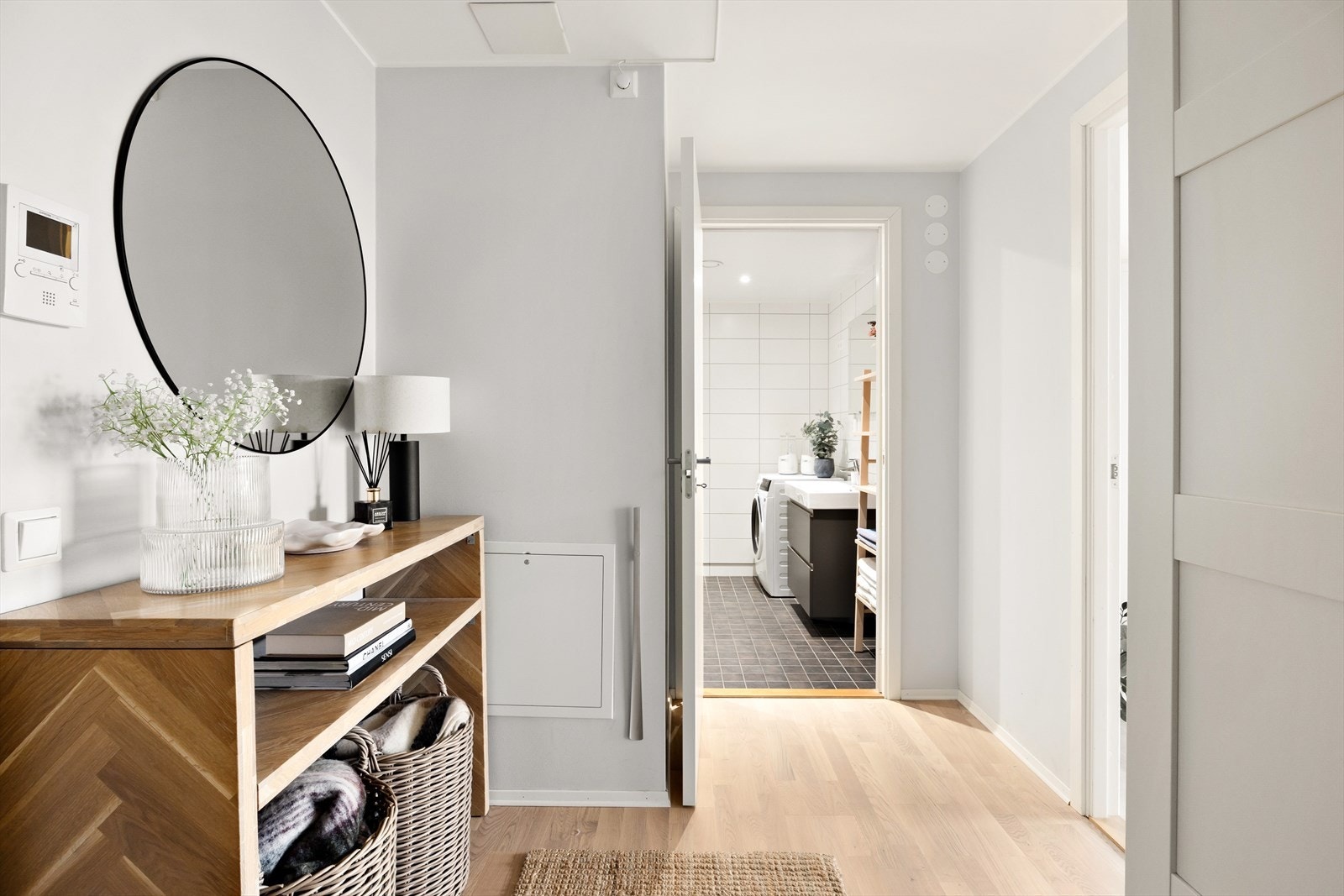Velkommen inn i en lys og innbydende entré! Her har du mulighet for oppbevaring av sko og oppheng av yttertøy i garderobeskap. Galleribilde
