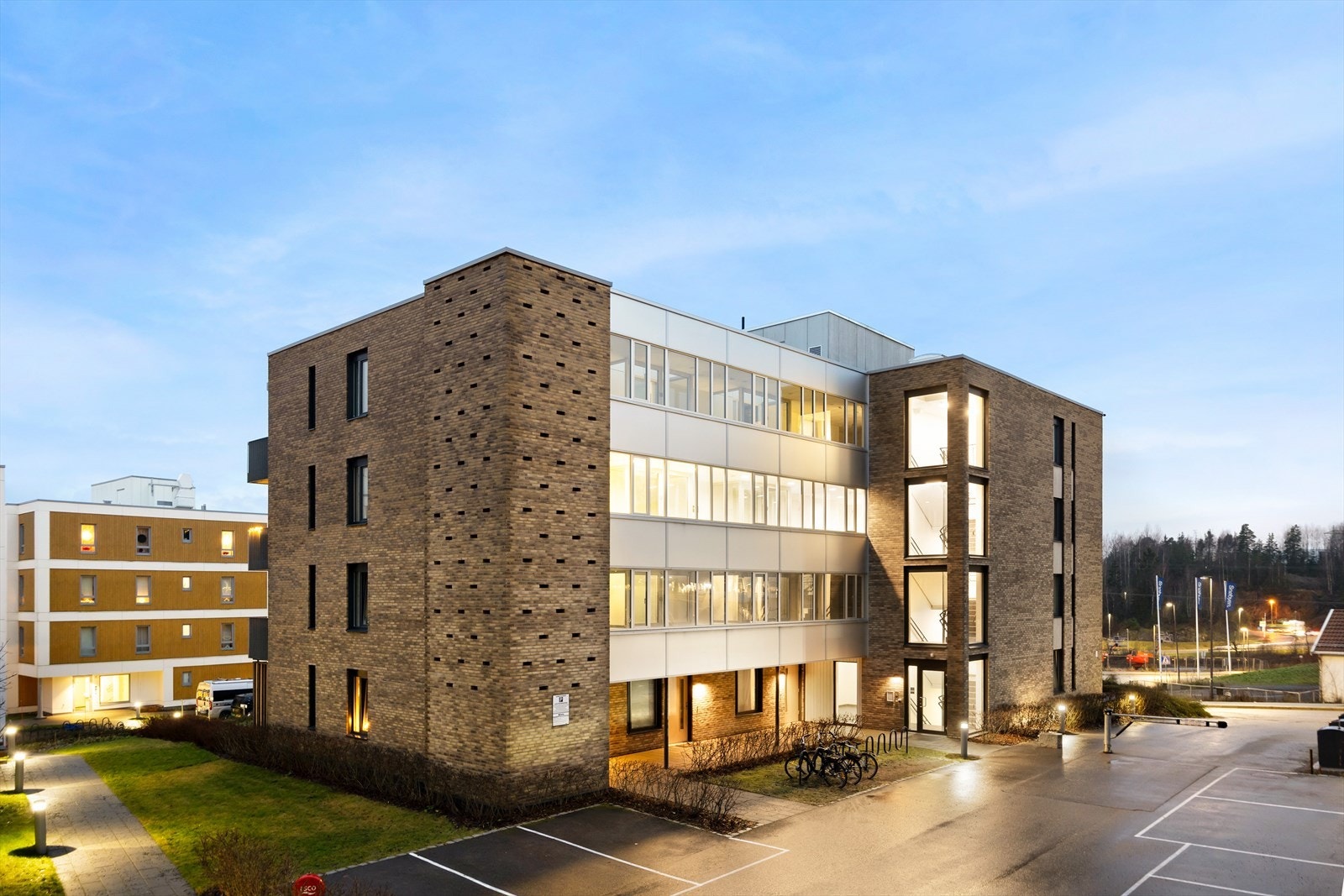 Sameiet ivaretar eiendommen godt med blant annet velstelte utearealer, heis, sykkelparkeringer og garasjeanlegg. Galleribilde