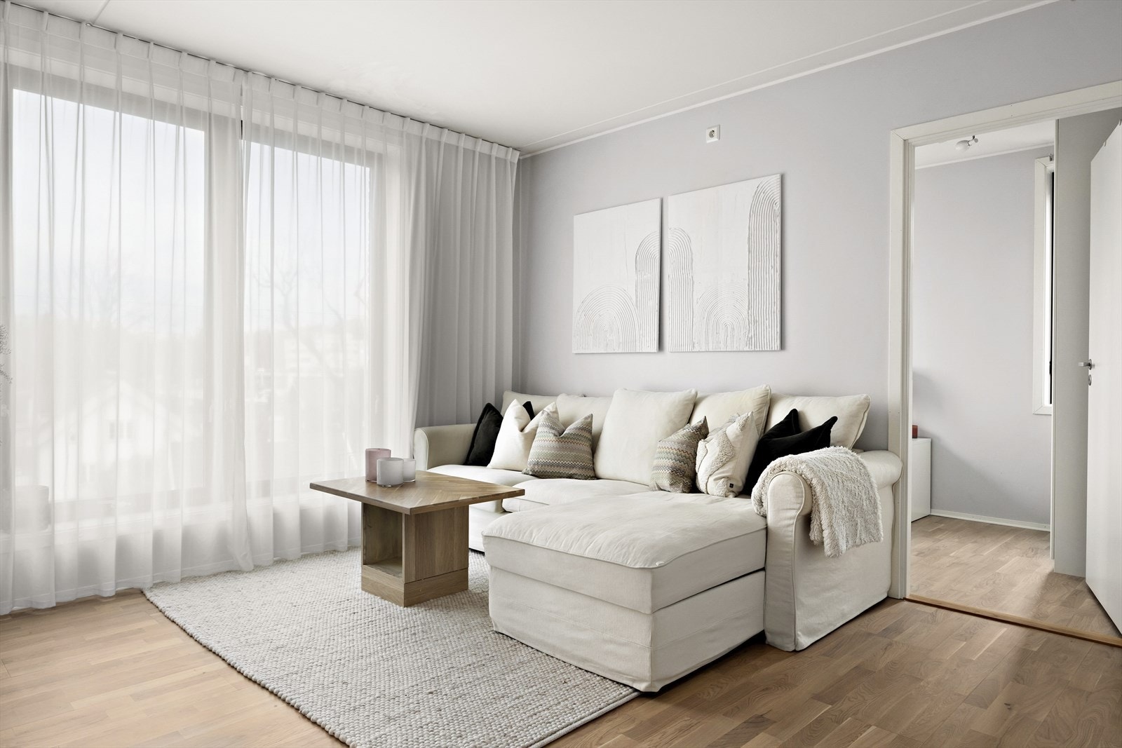 Stuen byr på gode møbleringsmuligheter med naturlig soneinndeling for både spiseplass og sofagruppe. Generøs himlingshøyde på over 2,50 m. Galleribilde