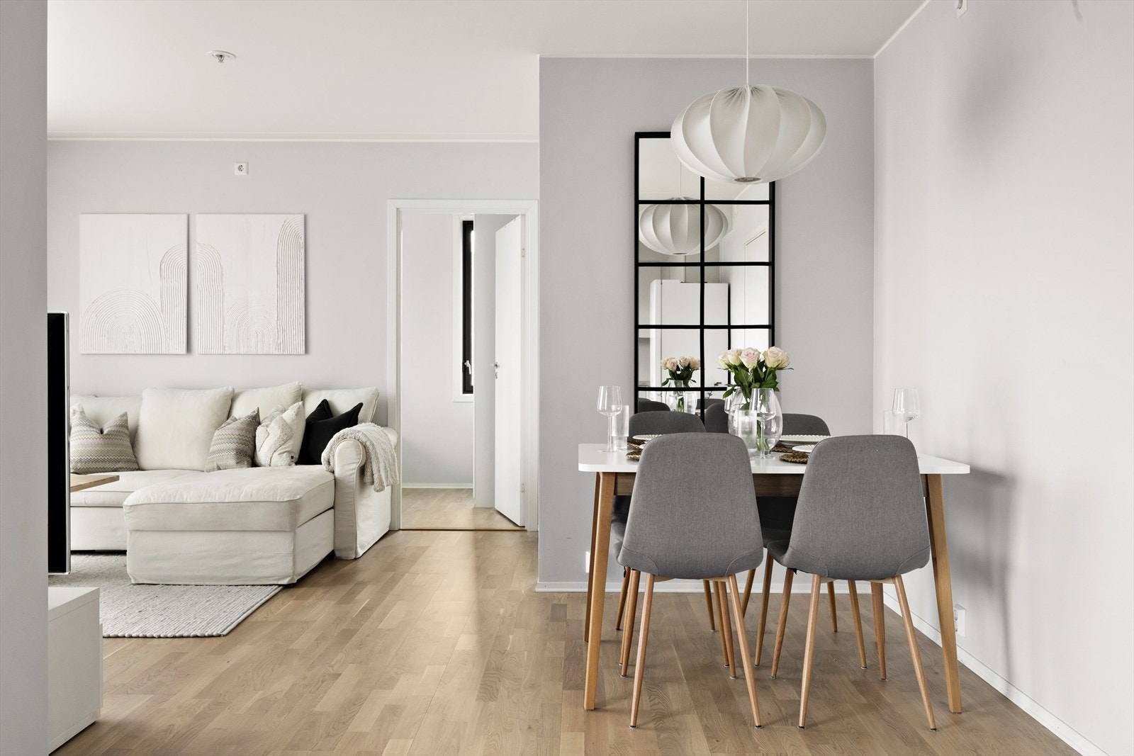 Stuen har pene overflater med parkettgulv, malte vegger i tidsriktige farger samt lysmalt himling med belysning. Galleribilde