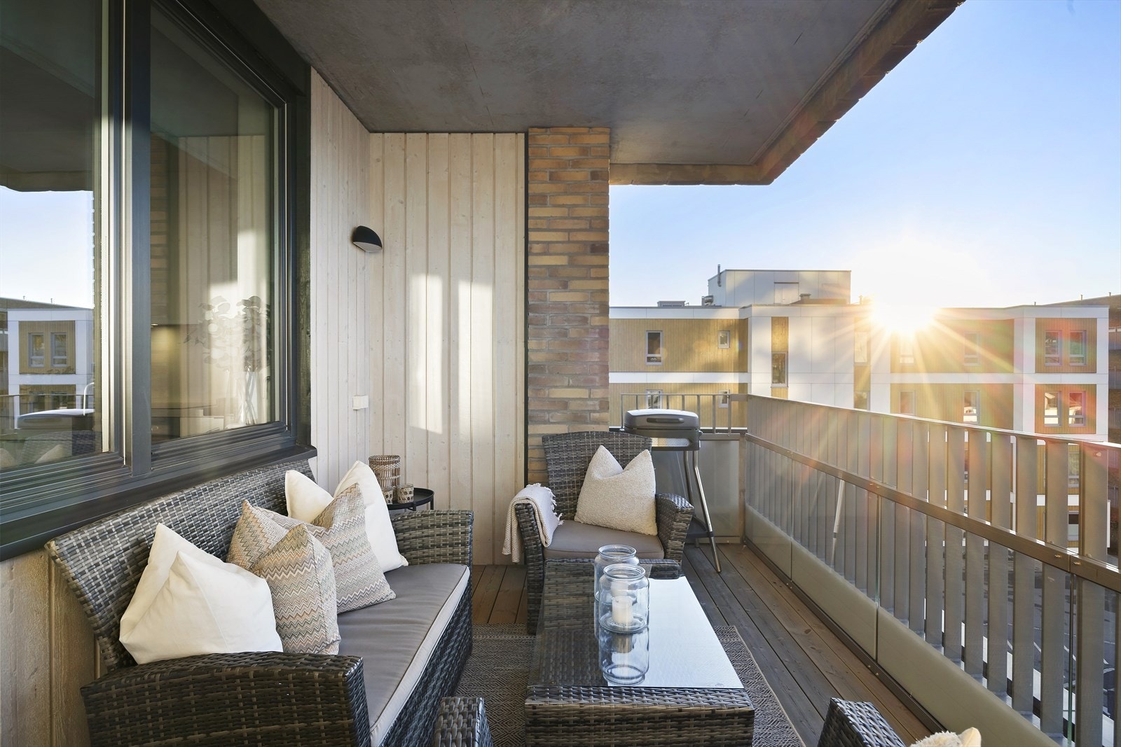 Med god plass til både grill, bord og stoler, fungerer balkongen som en herlig forlengelse av stuen. Strømuttak i vegg. Galleribilde