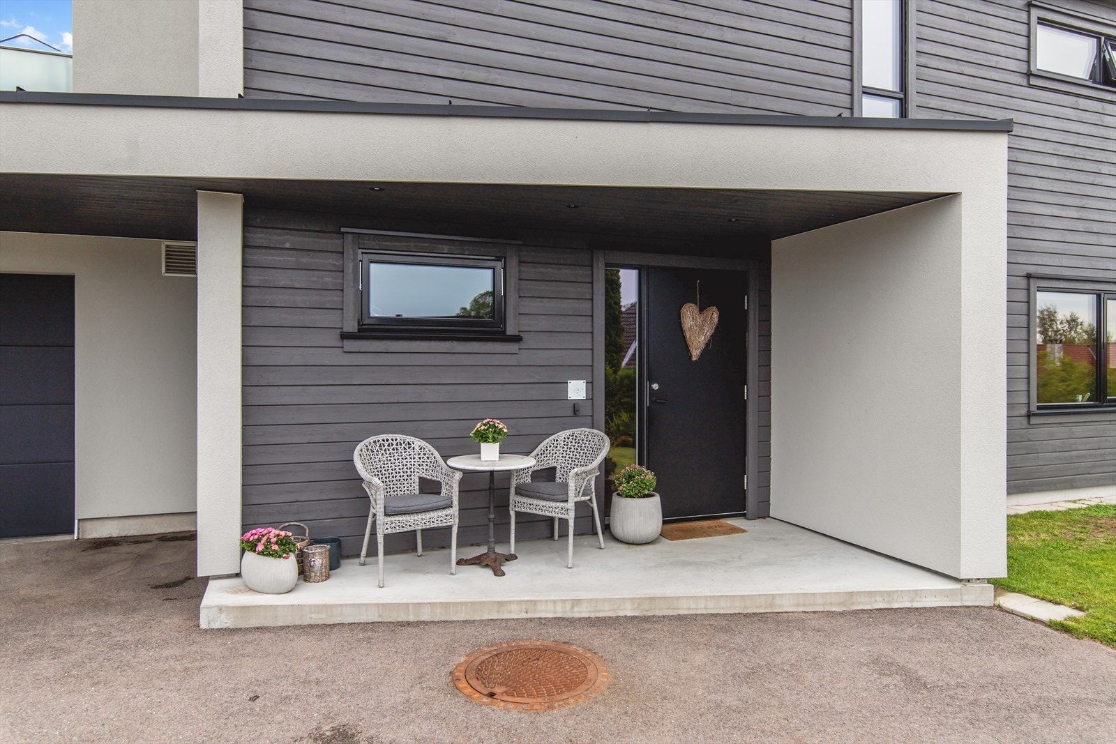 Inngangen er overbygd, og har downlights, ringeklokke og plass til et koselig kafésett. Galleribilde