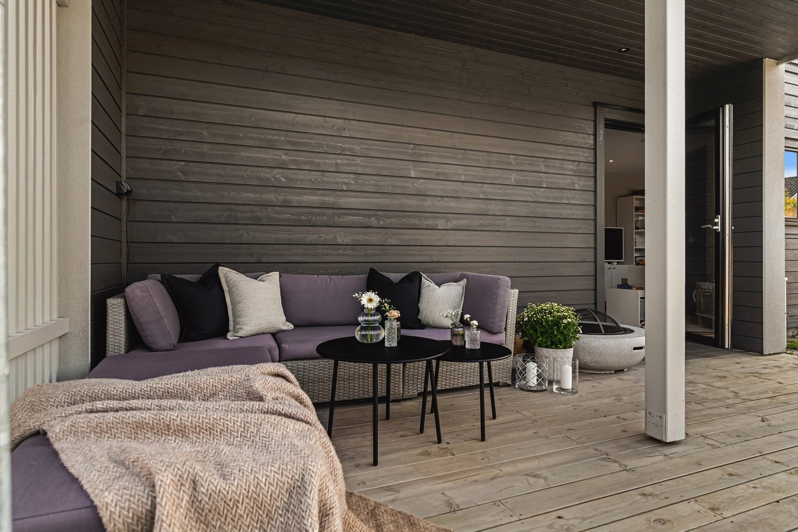 Terrassen måler ca. 12 kvm, er dels overbygd og har adkomst fra stuen i underetasjen. Galleribilde