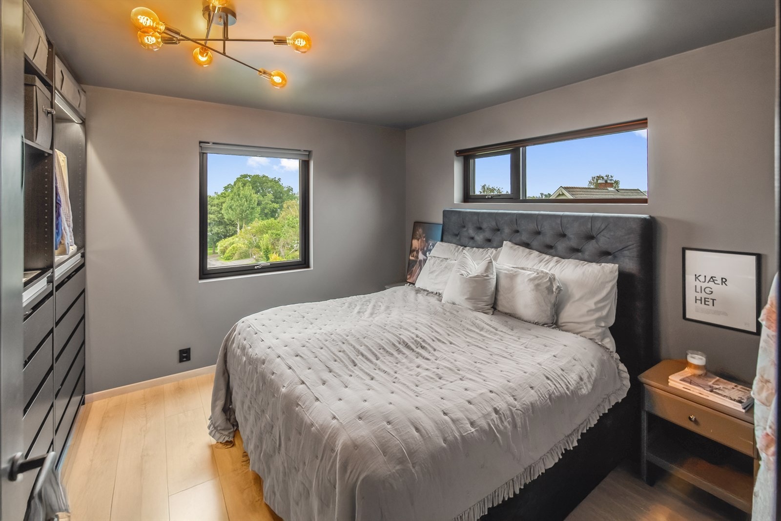 Boligen har fire stilfulle soverom, fordelt med ett i 2. etasje og tre sammen i 1. etasje. Galleribilde