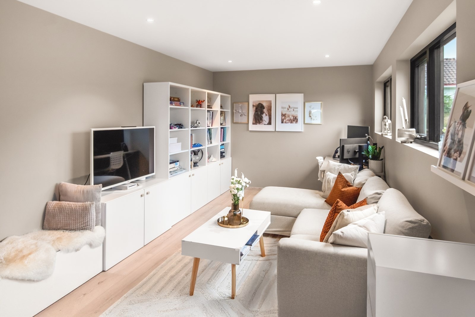 Stilen er lik den presentert i stuen, med downlights, 1-stavs laminat og gråmalte veggflater. Galleribilde