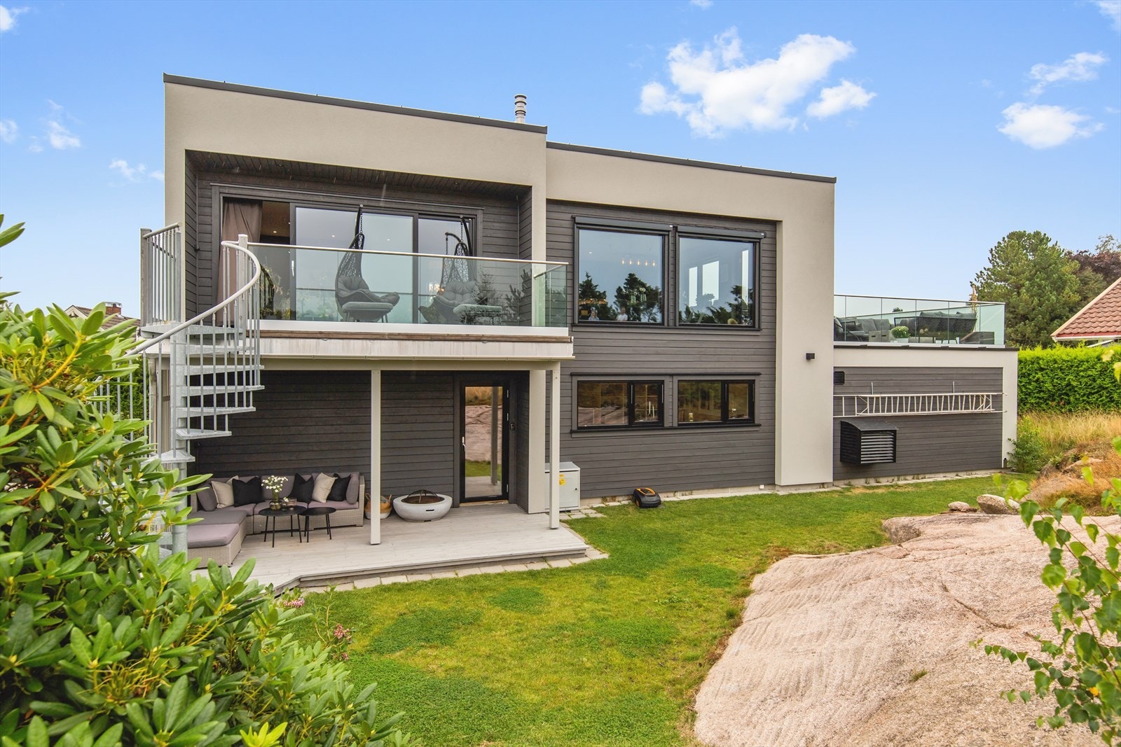 Boligen er elektrisk oppvarmet, der en varmepumpe fra 2022 suppleres av gulvvarme i entreen, på vaskerommet og på begge badene. Varmepumpen finner man i stuen, og service er gjennomført i 2025. For ekstra varme er det en gasspeis i stuen. Galleribilde