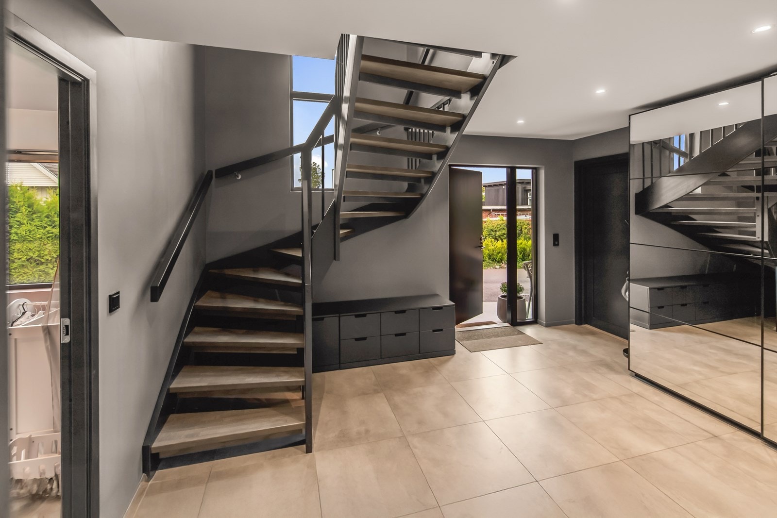 I første etasje gir entreen et godt førsteinntrykk, med downlights, gråmalte veggflater og varme under store fliser på gulvet. Galleribilde