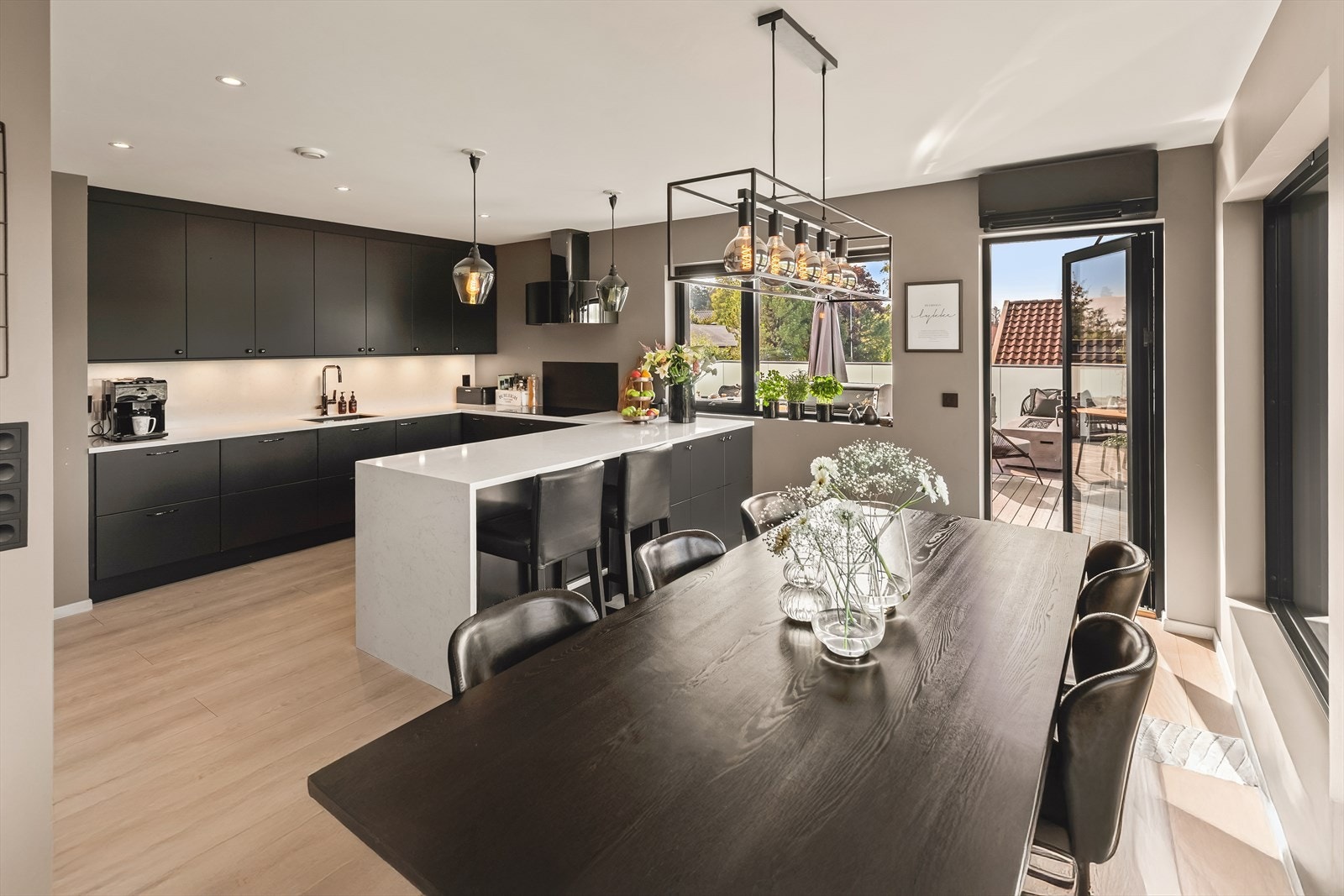 Kjøkkenet er stilrent og moderne, med gode arbeidsflater og mye oppbevaring. Galleribilde